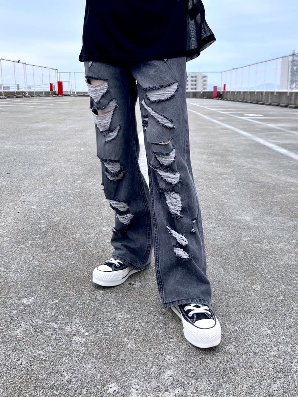 ブラック系のデニムパンツ、ブラック系のTシャツ/カットソー、ホワイト系のタンクトップを着用したレディースの夏コーディネートの4枚目の写真