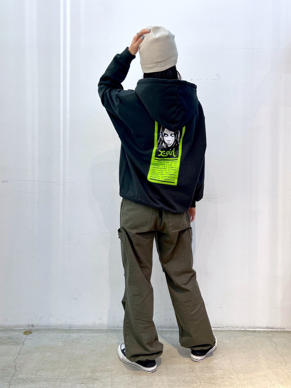 グリーン系のその他パンツ、グレー系のパーカー、ベージュ系のニットキャップ/ビーニーを着用したレディースの秋コーディネートの2枚目の写真