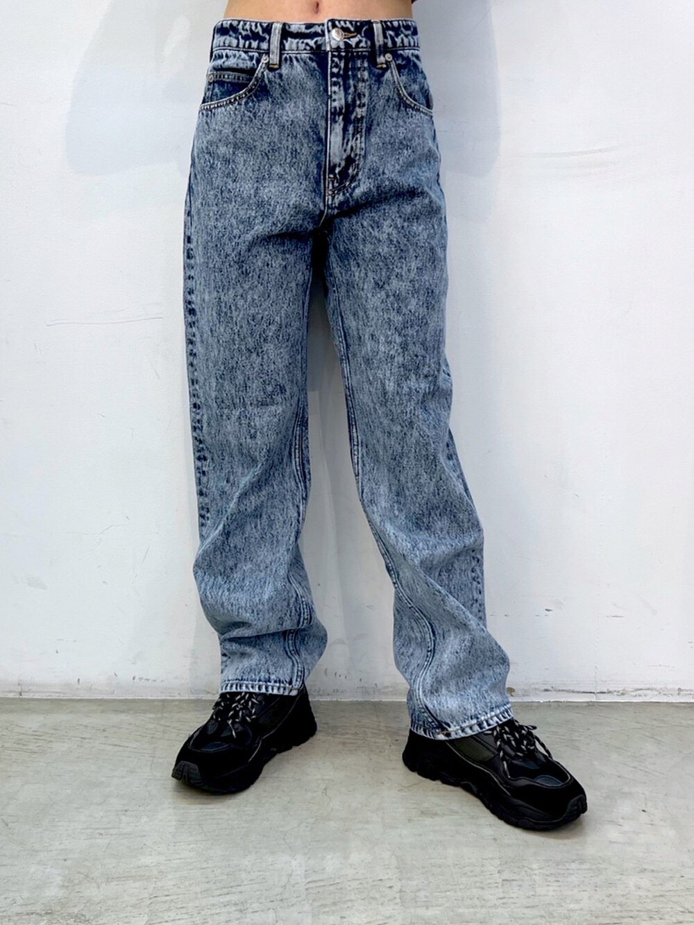 ブルー系のデニムパンツ、グレー系のパーカー、ブラック系のキャップを着用したレディースの夏コーディネートの4枚目の写真