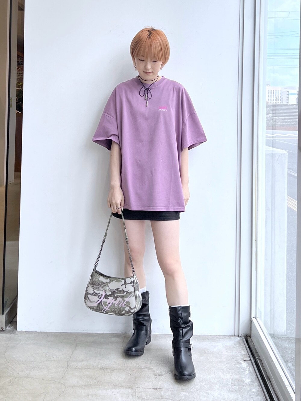 ブラック系のスカート、パープル系のワンピース、その他のショルダーバッグを着用したレディースの春コーディネートの2枚目の写真