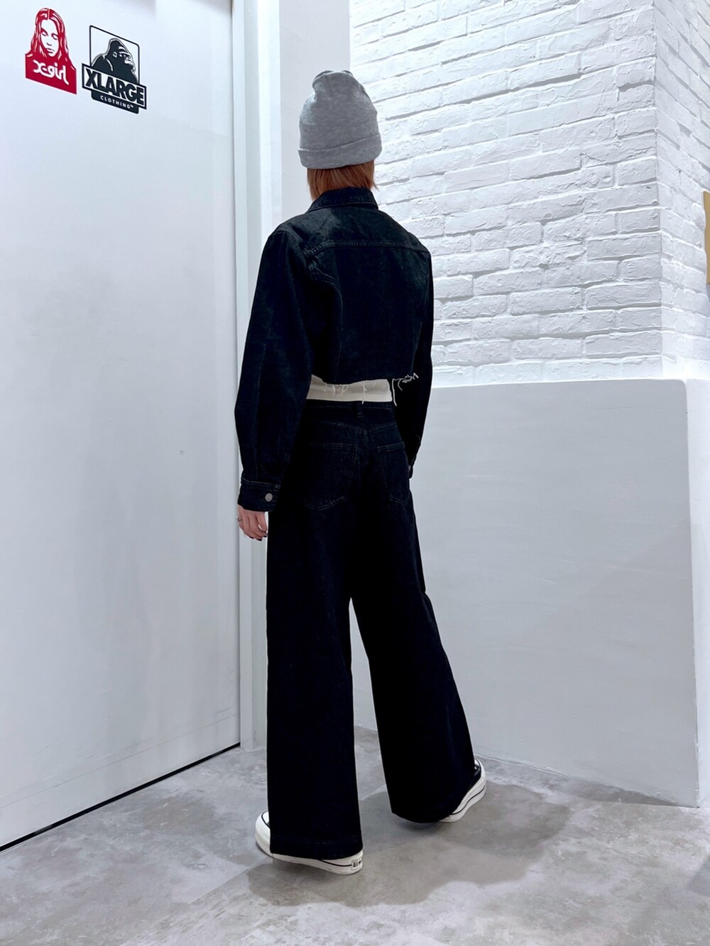 ブラック系のデニムパンツ、ホワイト系のTシャツ/カットソー、ブラック系のデニムジャケットを着用したレディースの冬コーディネートの2枚目の写真