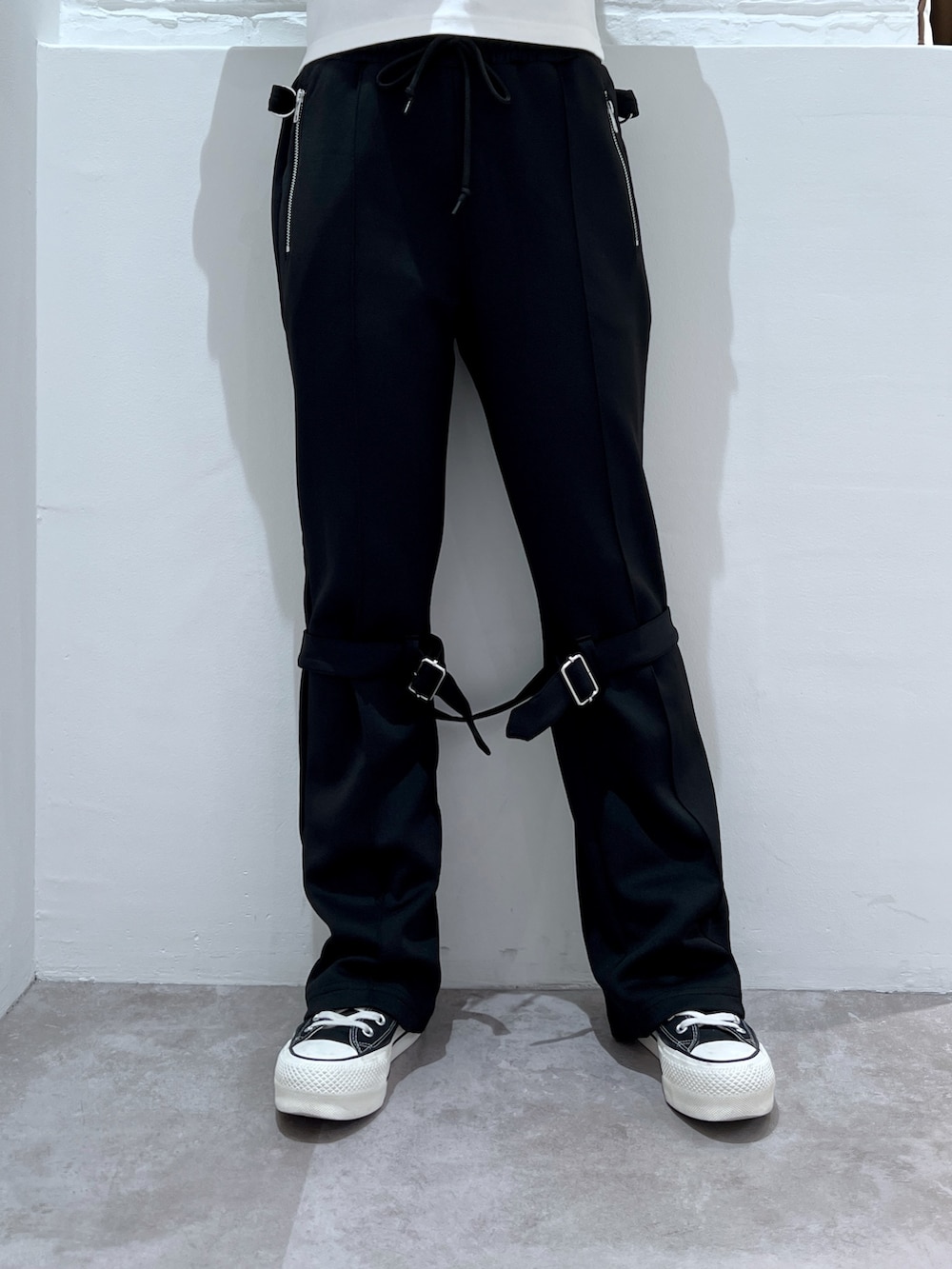 ブラック系のその他パンツ、ホワイト系のTシャツ/カットソー、ブラック系のキャスケットを着用したレディースの秋コーディネートの3枚目の写真