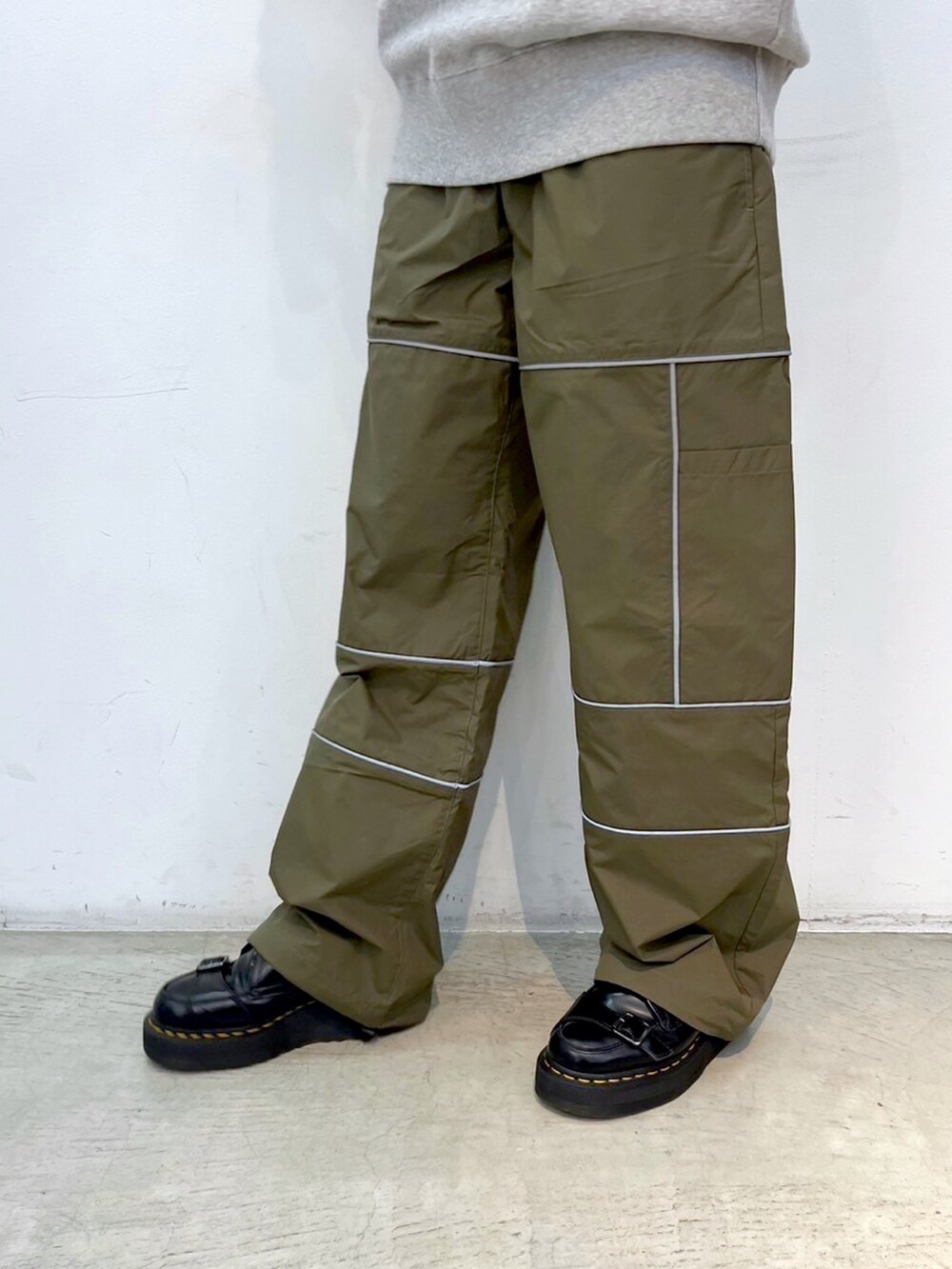 グレー系のスウェット、グリーン系のその他パンツ、ブラック系のニットキャップ/ビーニーを着用したレディースの冬コーディネートの6枚目の写真