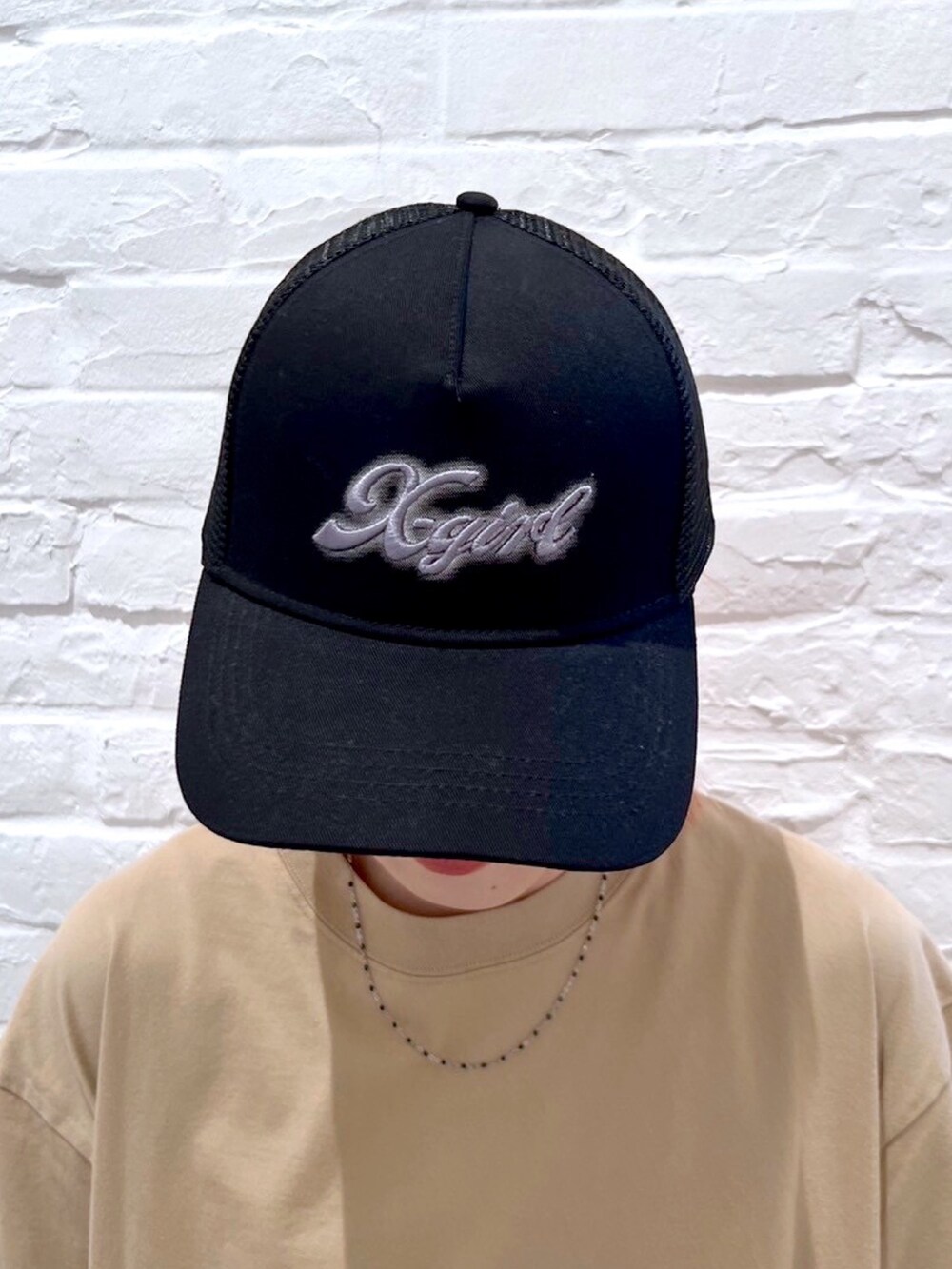 ブラック系のショルダーバッグ、ベージュ系のTシャツ/カットソー、ブラック系のその他パンツを着用したレディースの夏コーディネートの7枚目の写真