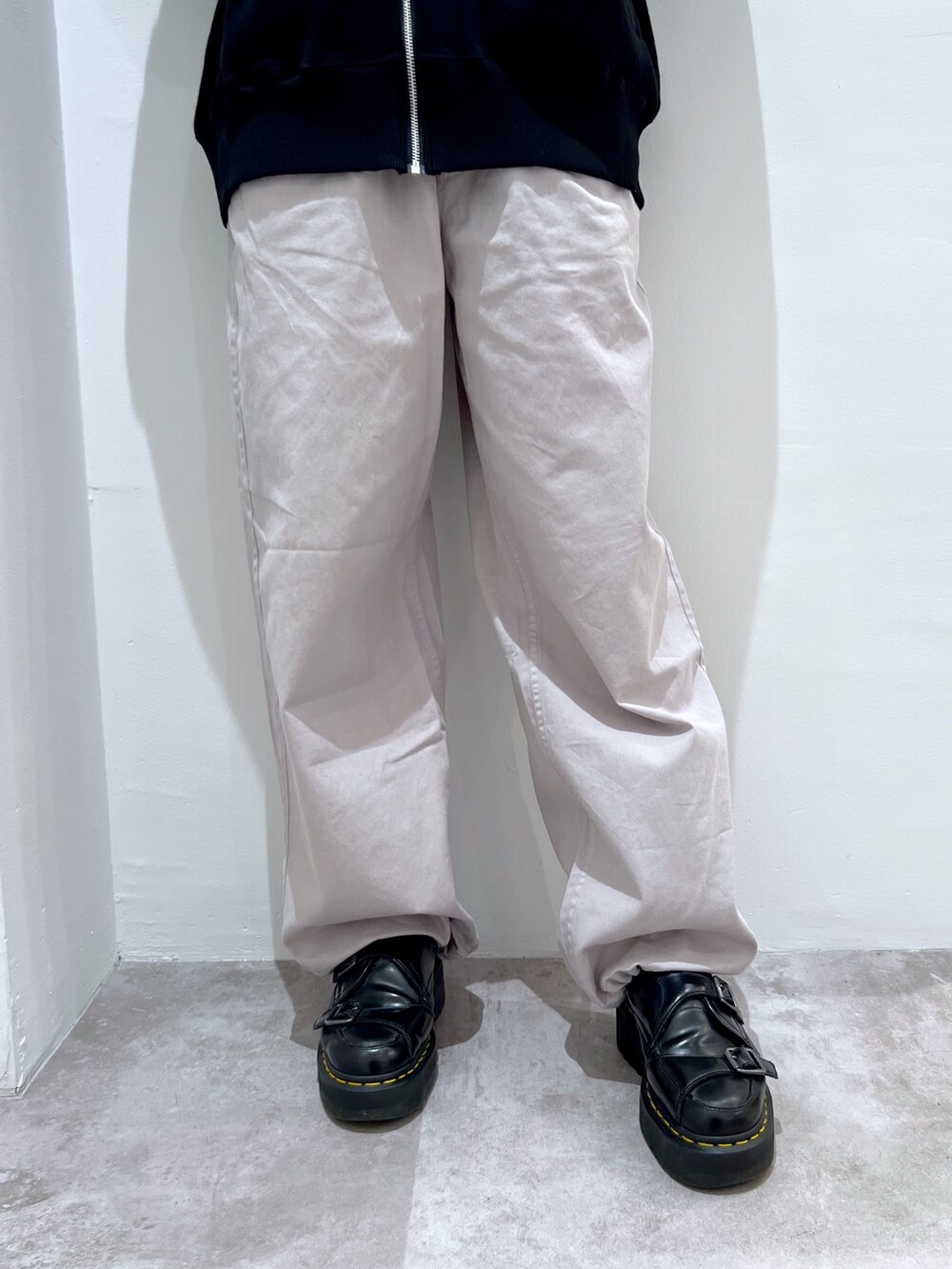 グレー系のその他パンツ、ブラック系のスウェット、ピンク系のショルダーバッグを着用したレディースの春コーディネートの4枚目の写真