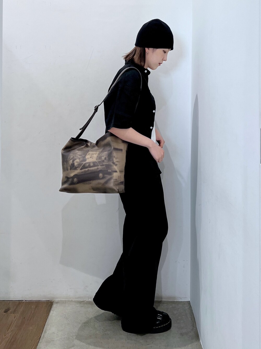 ブラック系のその他パンツ、ホワイト系のTシャツ/カットソー、ブラック系のシャツ/ブラウスを着用したレディースの春コーディネートの3枚目の写真