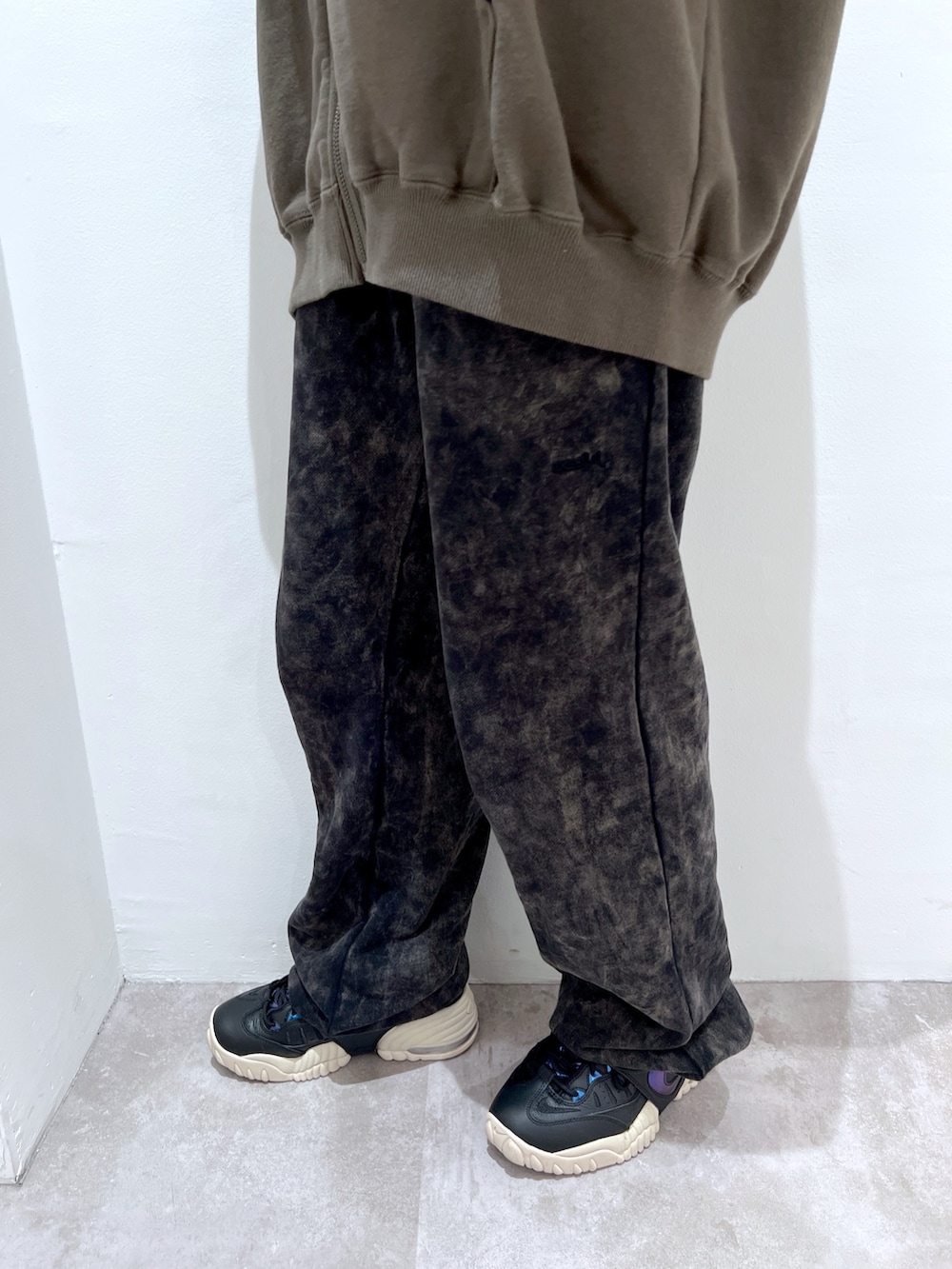 ブラック系のスウェットパンツ、グリーン系のパーカー、ブラック系のニットキャップ/ビーニーを着用したレディースの夏コーディネートの5枚目の写真