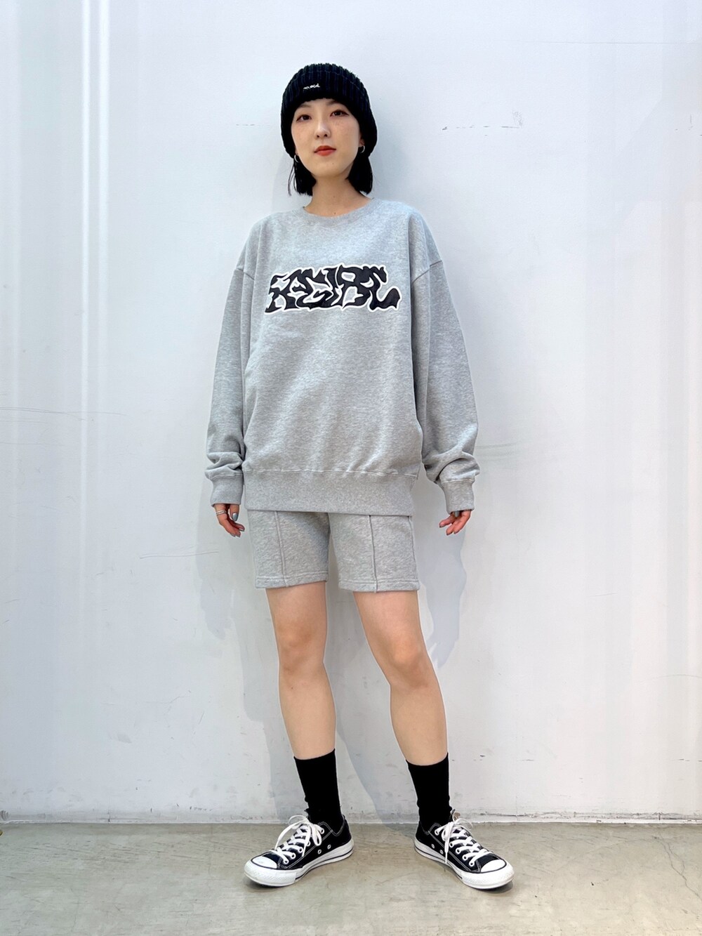 ブラック系のデニムジャケット、グレー系のスウェットパンツ、グレー系のスウェットを着用したレディースの秋コーディネートの3枚目の写真