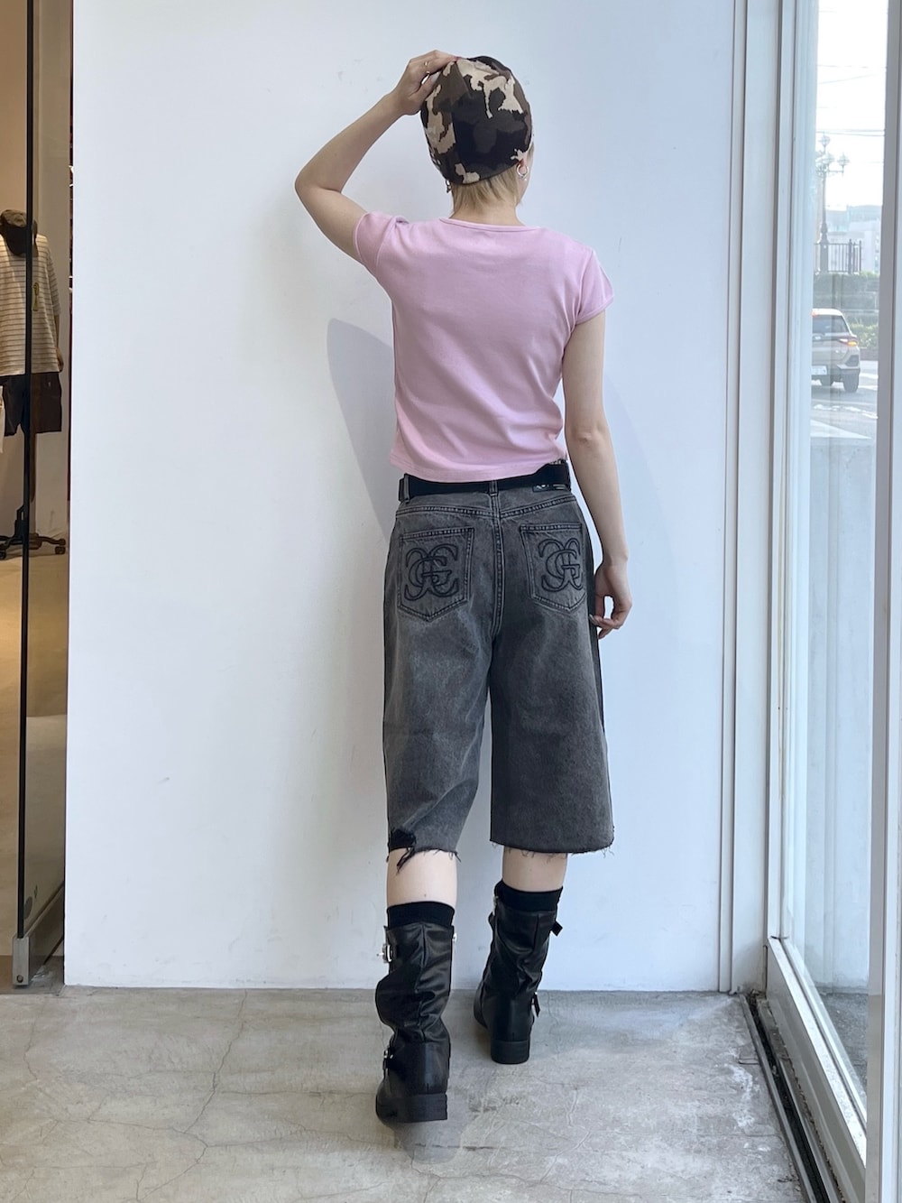 ブラック系のデニムパンツ、ピンク系のTシャツ/カットソー、ブラック系のベルトを着用したレディースの夏コーディネートの2枚目の写真