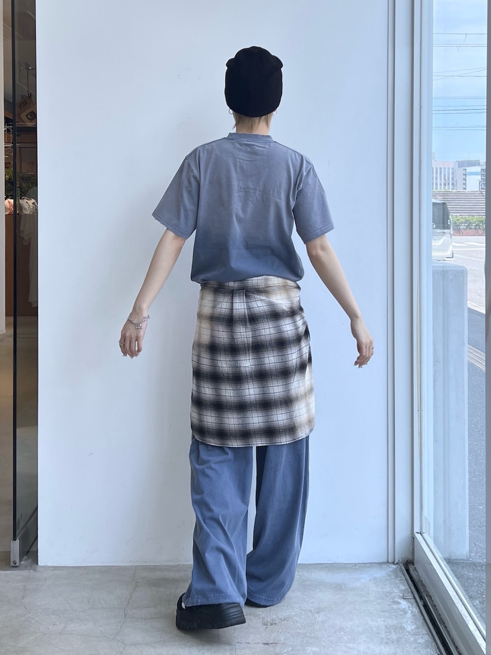 ブルー系のTシャツ/カットソー、ブルー系のその他パンツ、ブラック系のシャツ/ブラウスを着用したレディースの夏コーディネートの2枚目の写真