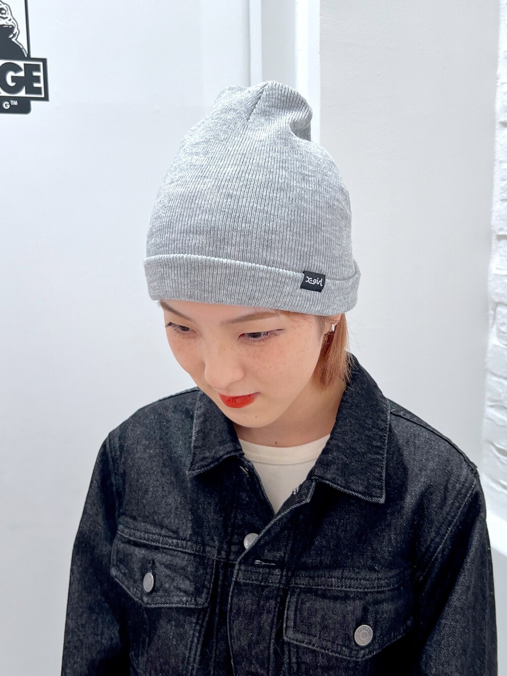 ブラック系のデニムパンツ、ホワイト系のTシャツ/カットソー、ブラック系のデニムジャケットを着用したレディースの冬コーディネートの6枚目の写真