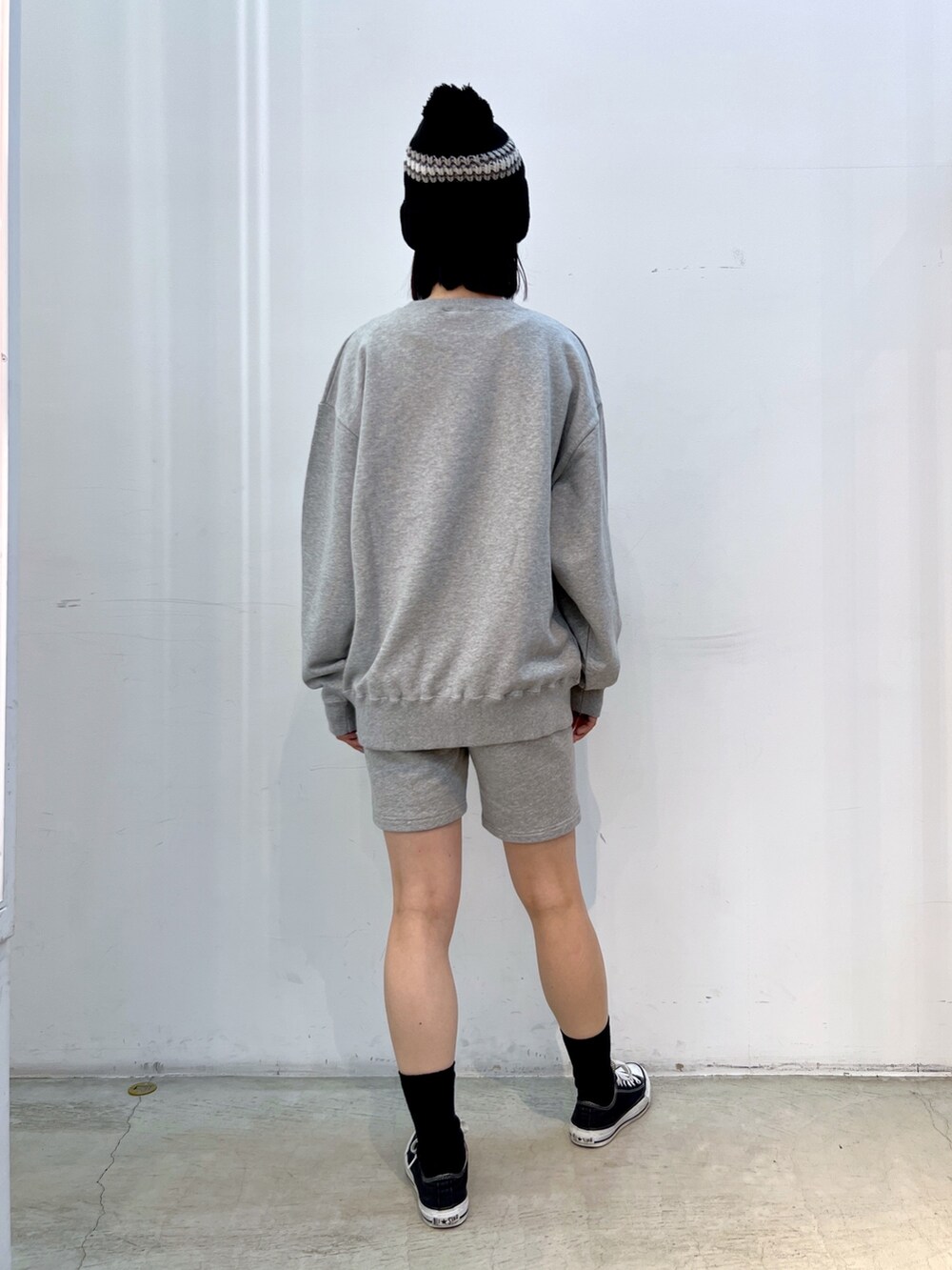 ブラック系のデニムジャケット、グレー系のスウェットパンツ、グレー系のスウェットを着用したレディースの秋コーディネートの4枚目の写真