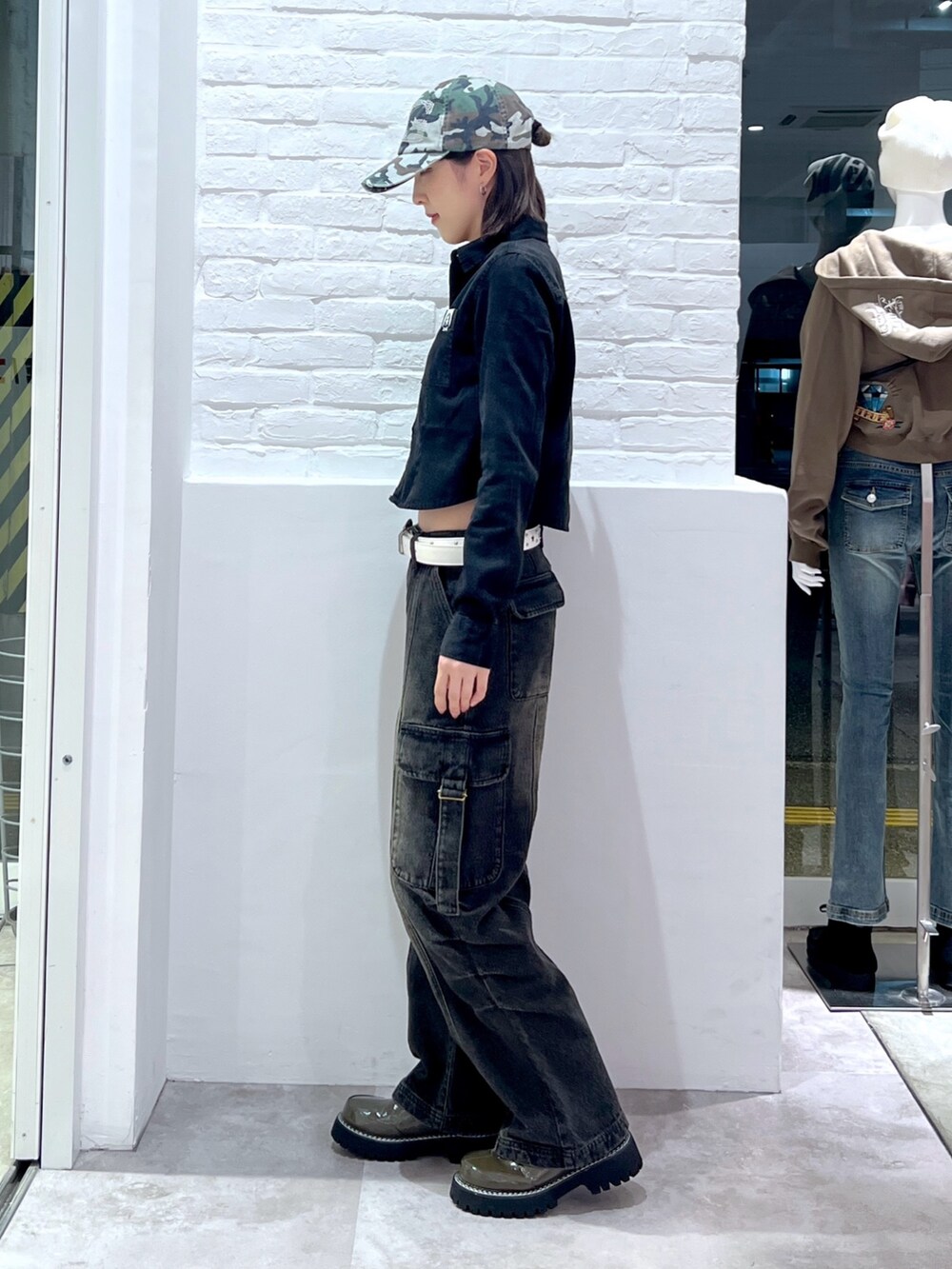 ブラック系のデニムパンツ、ブラック系のシャツ/ブラウス、ホワイト系のベルトを着用したレディースの春コーディネートの3枚目の写真