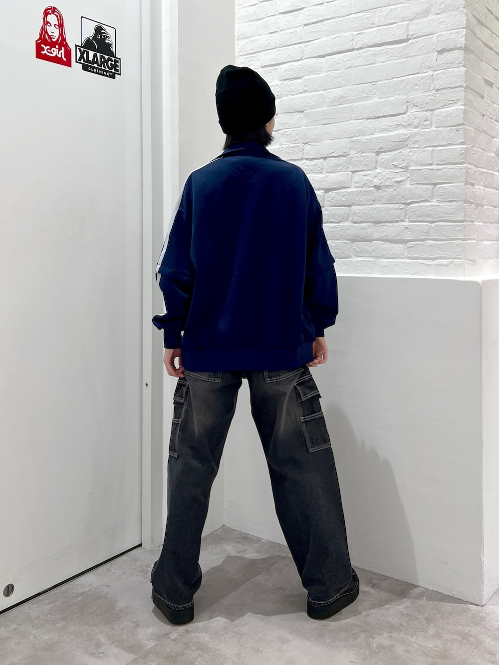 ブラック系のカーゴパンツ、ホワイト系のTシャツ/カットソー、ブルー系のジャージを着用したレディースの夏コーディネートの2枚目の写真