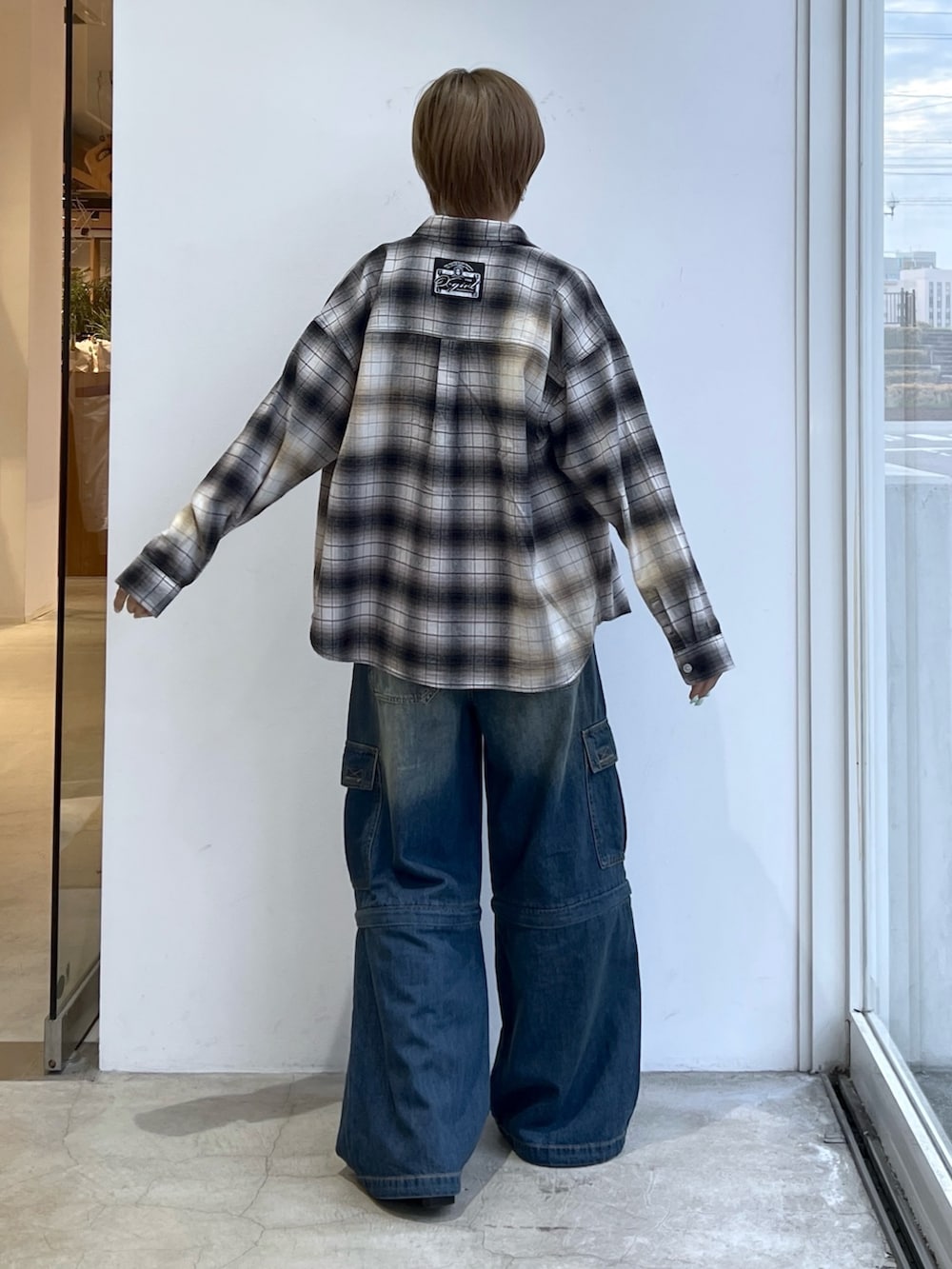 ブルー系のデニムパンツ、ブラック系のタンクトップ、ブラック系のシャツ/ブラウスを着用したレディースの春コーディネートの2枚目の写真