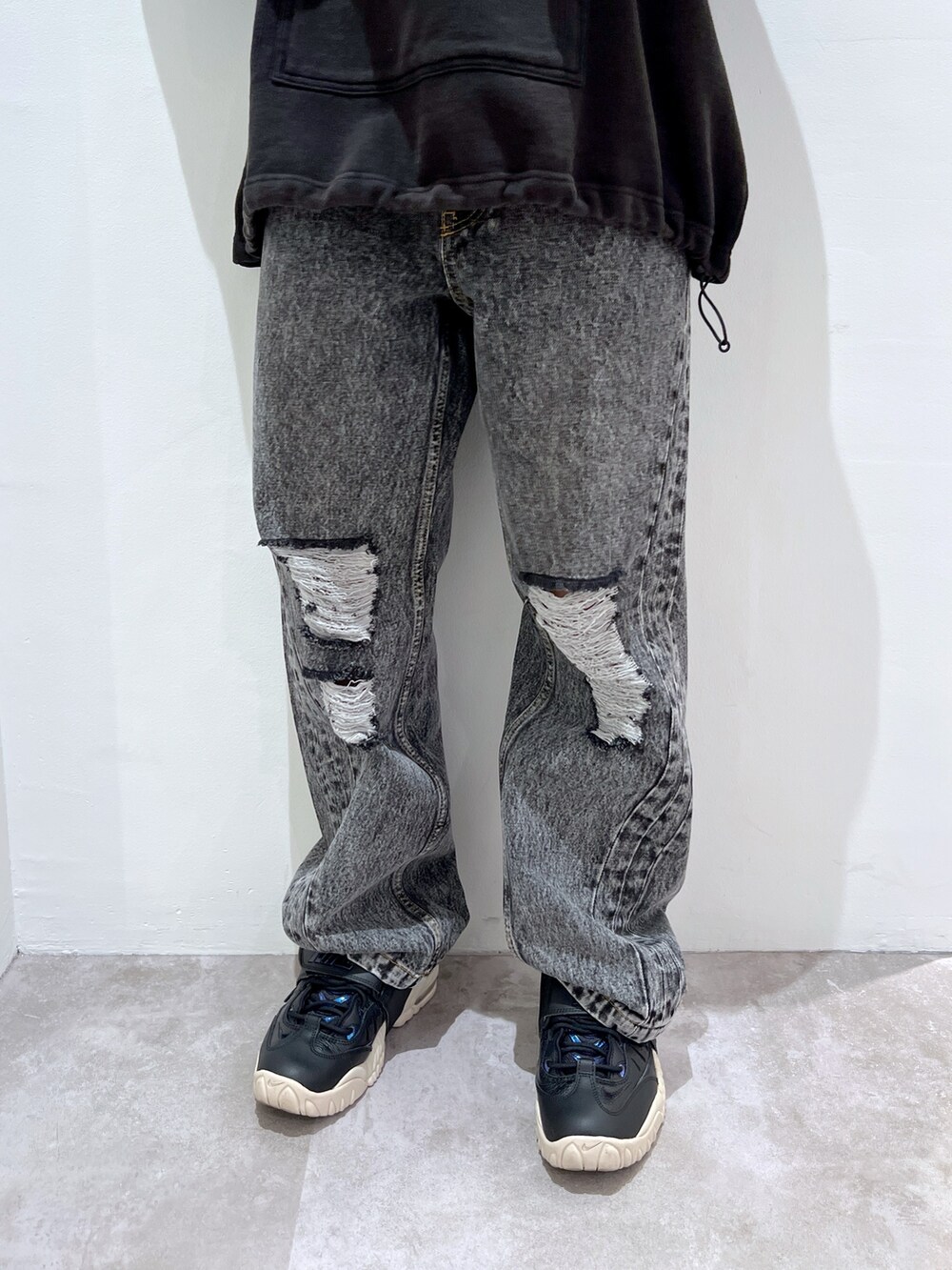 ブラック系のデニムパンツ、ブラック系のパーカー、ホワイト系のニットキャップ/ビーニーを着用したレディースの夏コーディネートの4枚目の写真