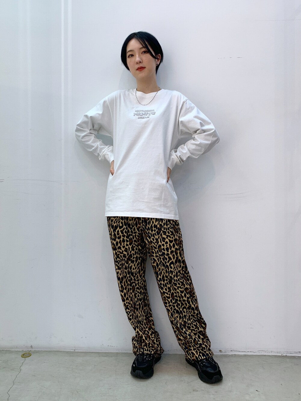 ベージュ系のその他パンツ、ホワイト系のTシャツ/カットソー、ブラック系のシャツ/ブラウスを着用したレディースの冬コーディネートの4枚目の写真