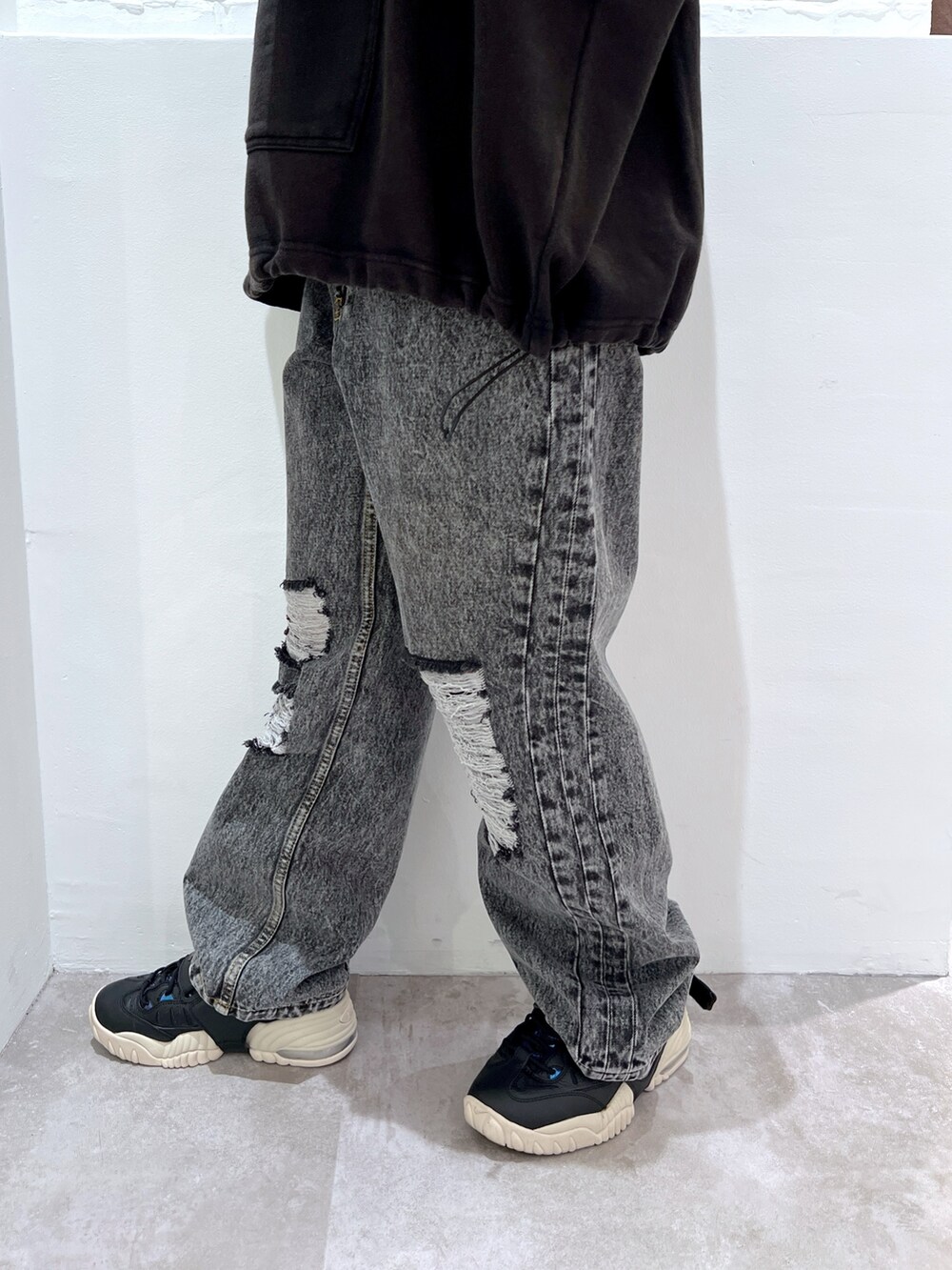 ブラック系のデニムパンツ、ブラック系のパーカー、ホワイト系のニットキャップ/ビーニーを着用したレディースの夏コーディネートの5枚目の写真