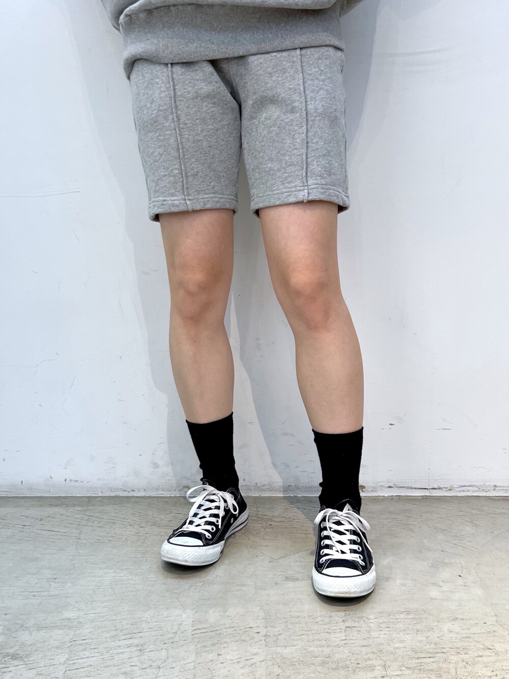 ブラック系のデニムジャケット、グレー系のスウェットパンツ、グレー系のスウェットを着用したレディースの秋コーディネートの7枚目の写真