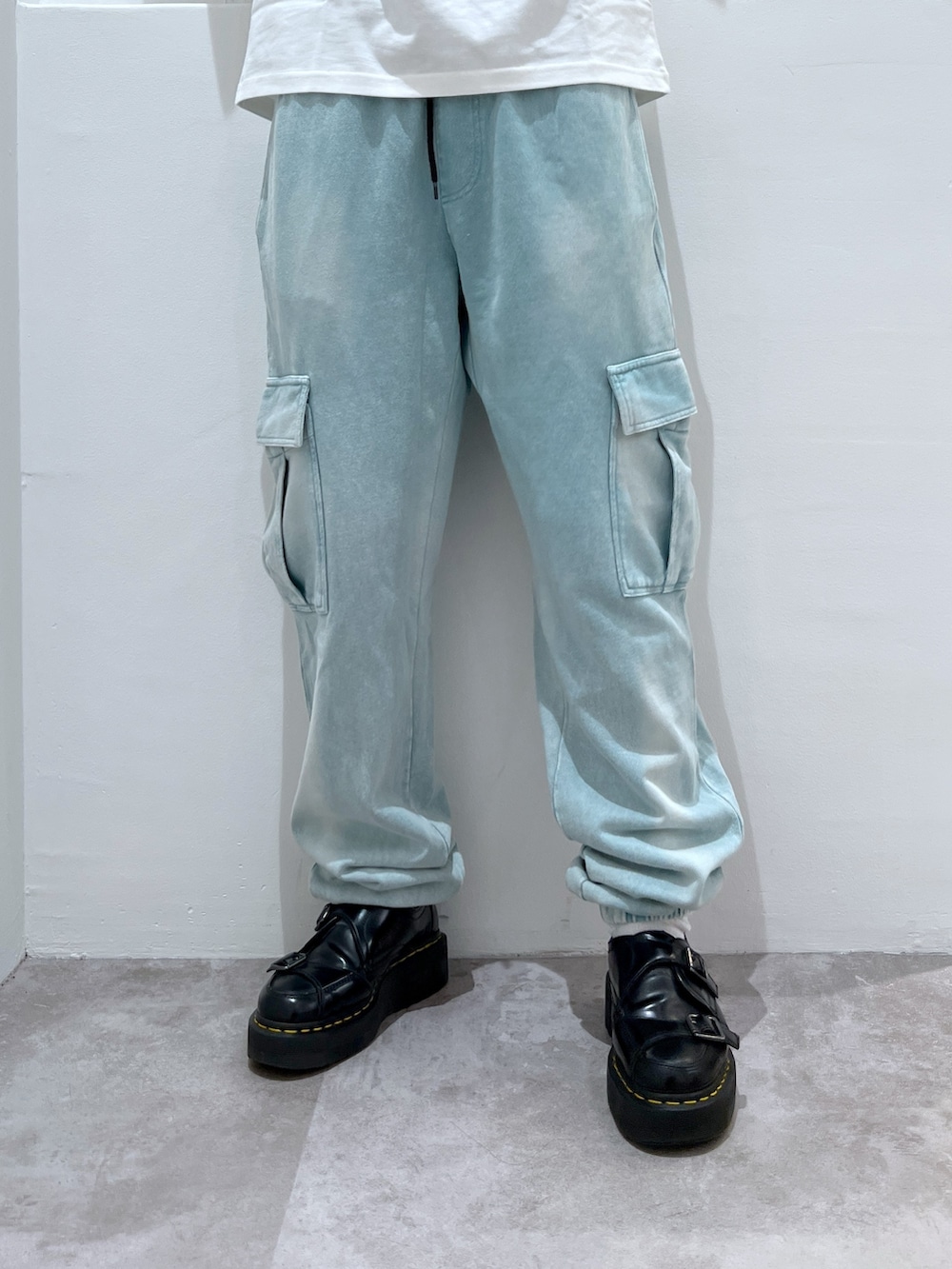 ホワイト系のTシャツ/カットソー、ブルー系のスウェットパンツ、ブラック系のキャップを着用したレディースの春コーディネートの5枚目の写真