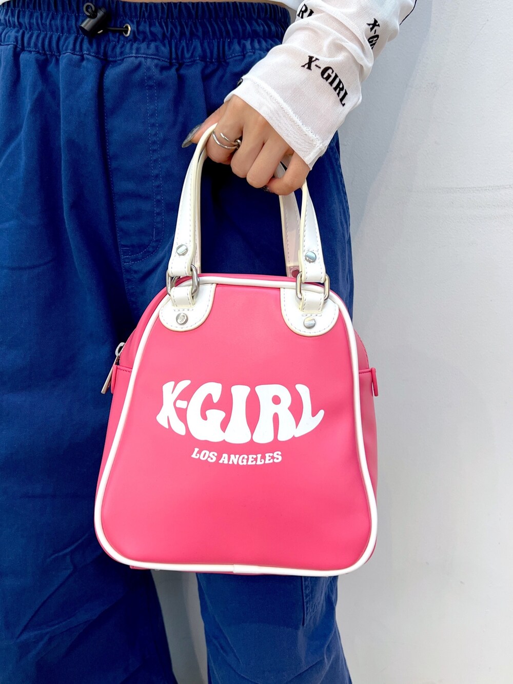 グリーン系のTシャツ/カットソー、ホワイト系のTシャツ/カットソー、ブルー系のその他パンツを着用したレディースの秋コーディネートの7枚目の写真