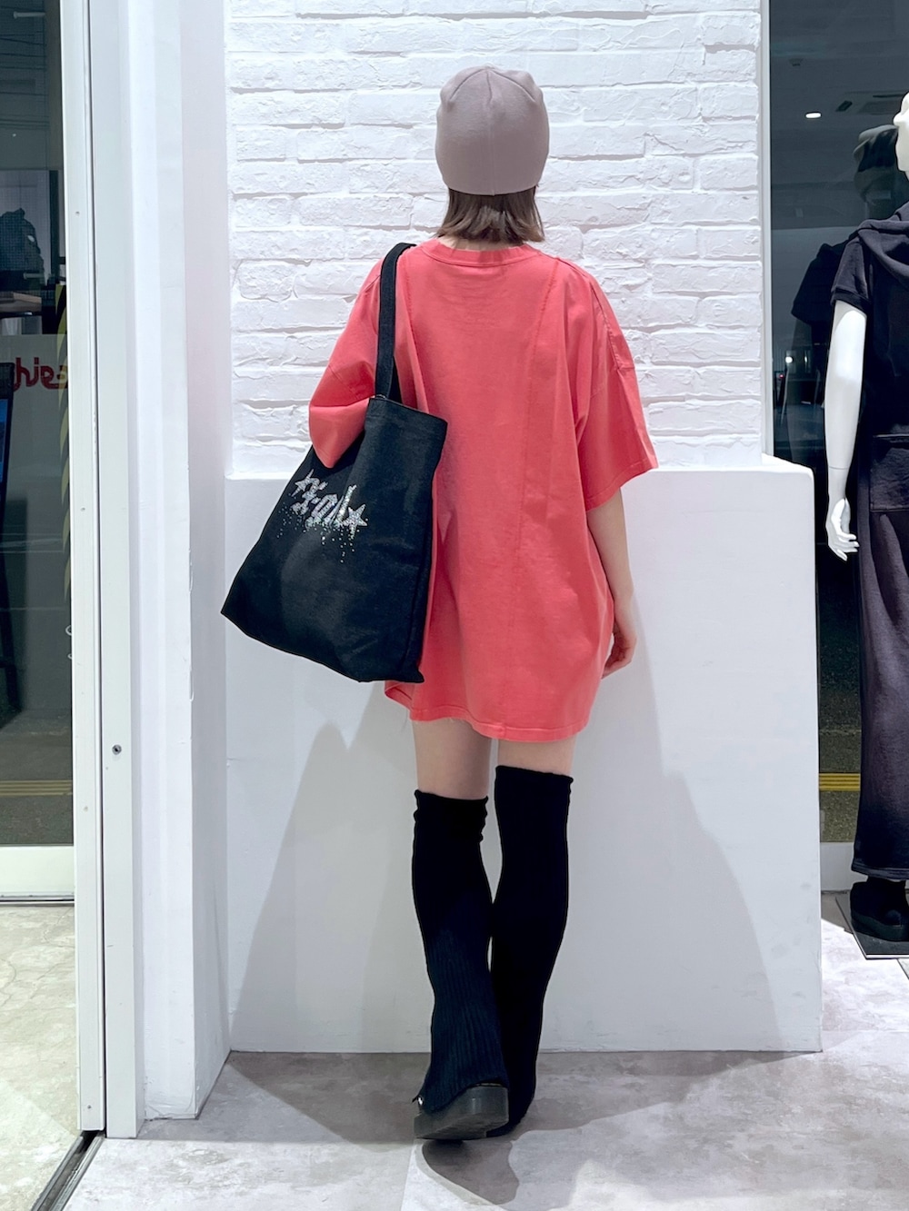 ブラック系のトートバッグ、ブラック系のデニムスカート、ピンク系のワンピースを着用したレディースの春コーディネートの3枚目の写真