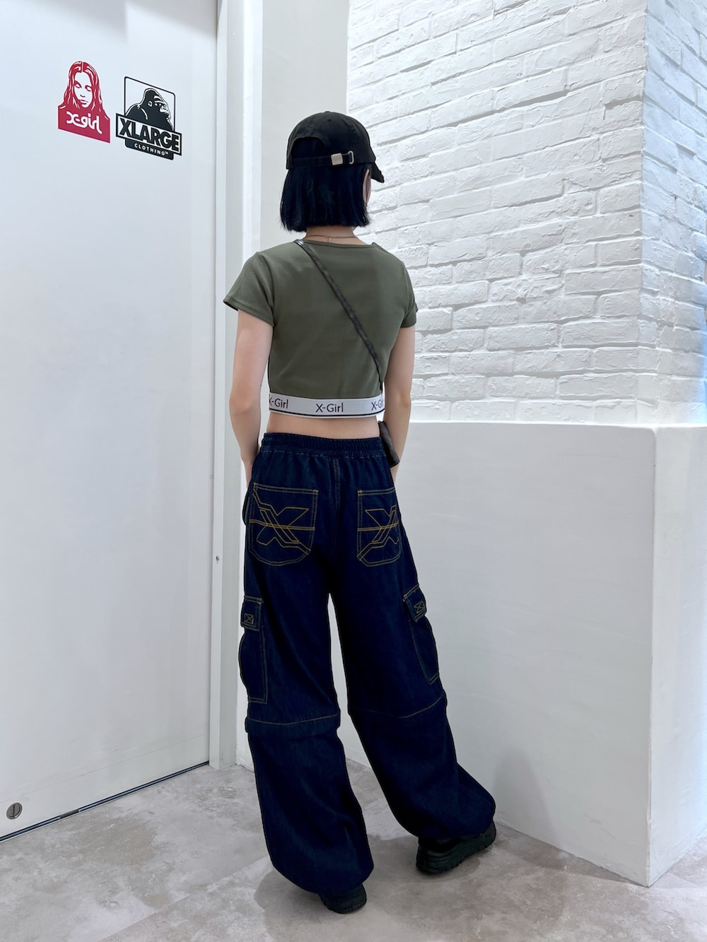 「x-girl、デニムパンツ、カーゴパンツ、パンツスタイル、キャップ、ストリート、韓国ファッション、おしゃ見えテクニック、ショート丈トップス、シンプル、おしゃれさんと繋がりたい」｜「X-girlの2WAY WIDE LEG CARGO PANTS（デニムパンツ、ブルー系）」を使った、小島えみるさん（レディース・165cm）の夏コーディネートの2枚目の写真