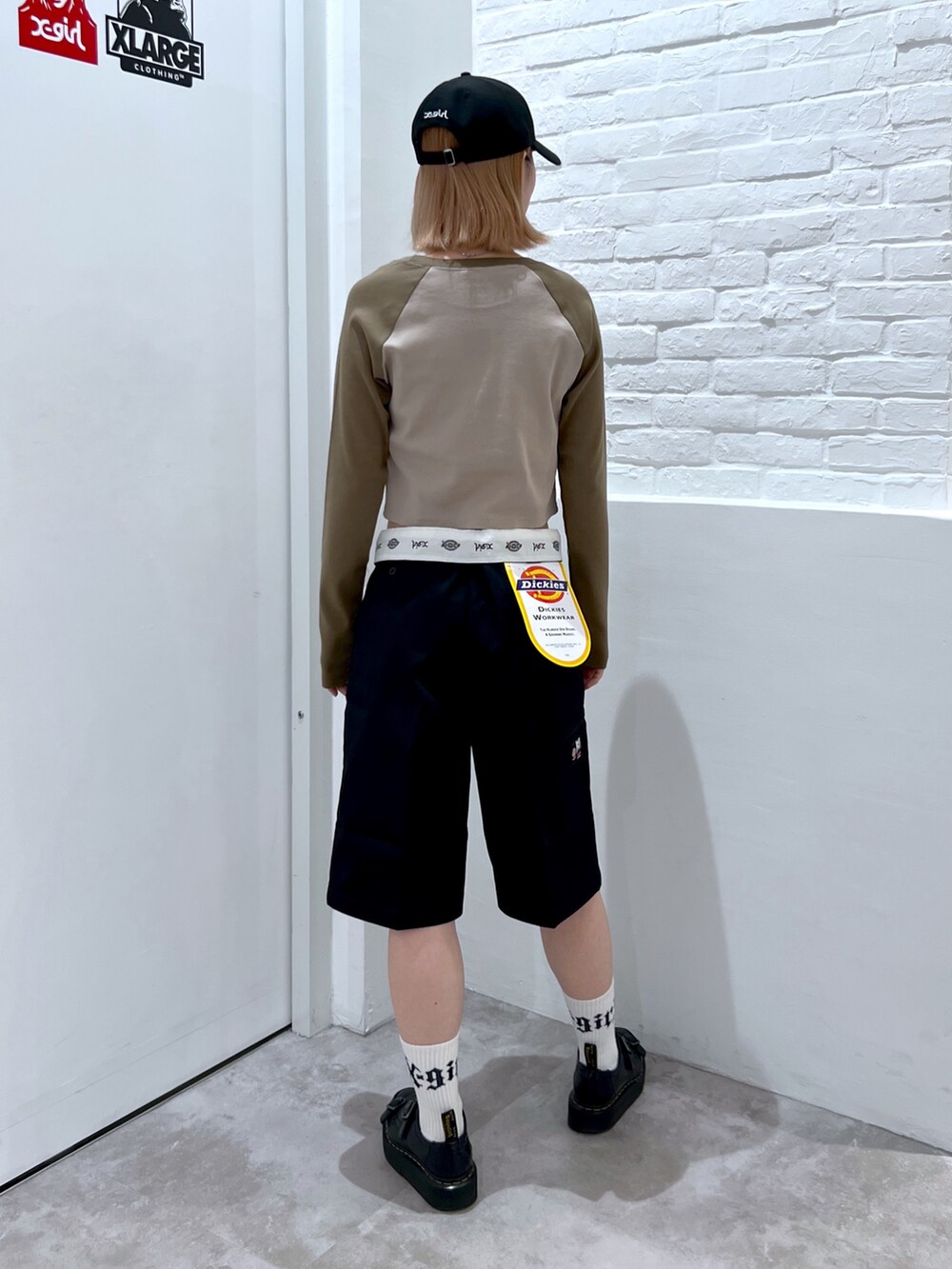 ブラック系のその他パンツ、ベージュ系のTシャツ/カットソー、ブラック系のキャップを着用したレディースの春コーディネートの2枚目の写真