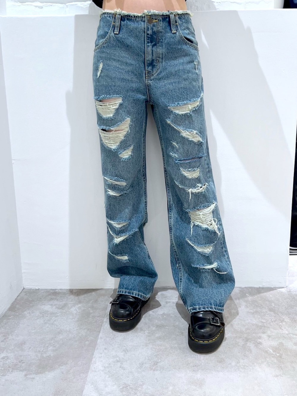 ホワイト系のTシャツ/カットソー、ブラック系のカーディガン/ボレロ、ブルー系のデニムパンツを着用したレディースの春コーディネートの4枚目の写真