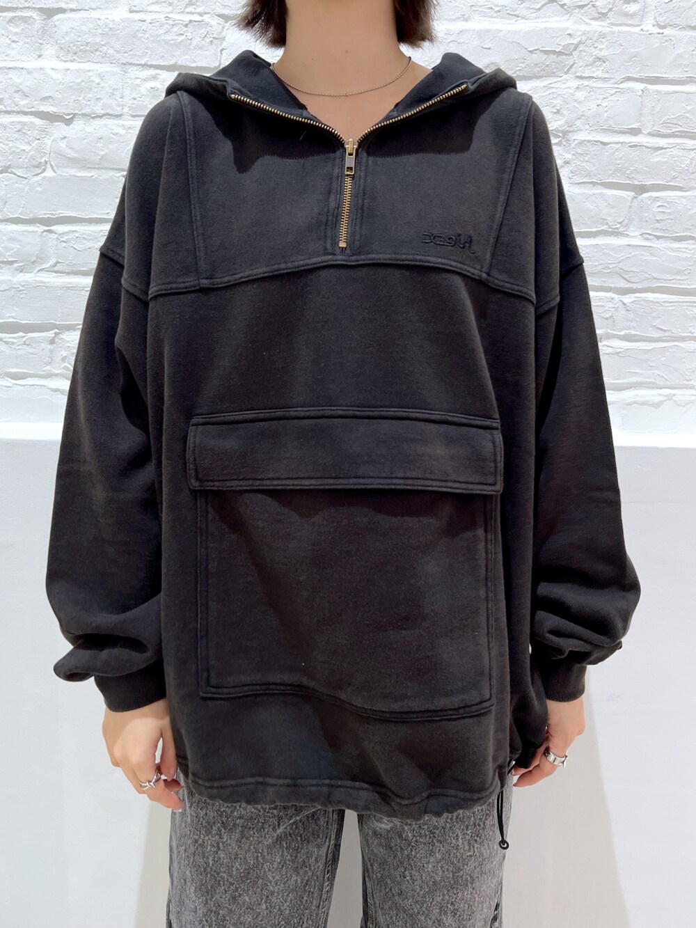 ブラック系のデニムパンツ、ブラック系のパーカー、ホワイト系のニットキャップ/ビーニーを着用したレディースの夏コーディネートの3枚目の写真