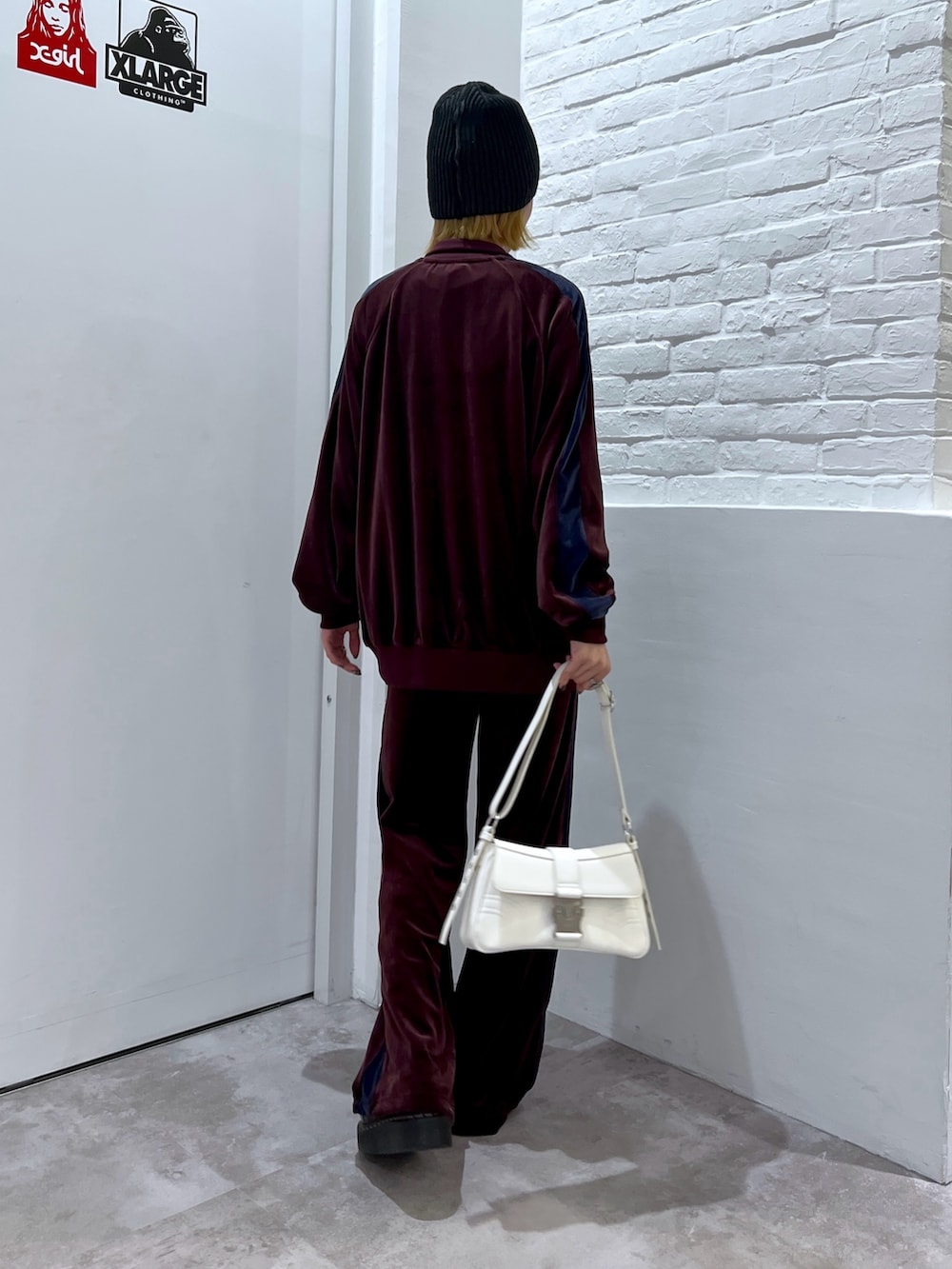 ホワイト系のショルダーバッグ、レッド系のその他パンツ、レッド系のブルゾンを着用したレディースの秋コーディネートの2枚目の写真