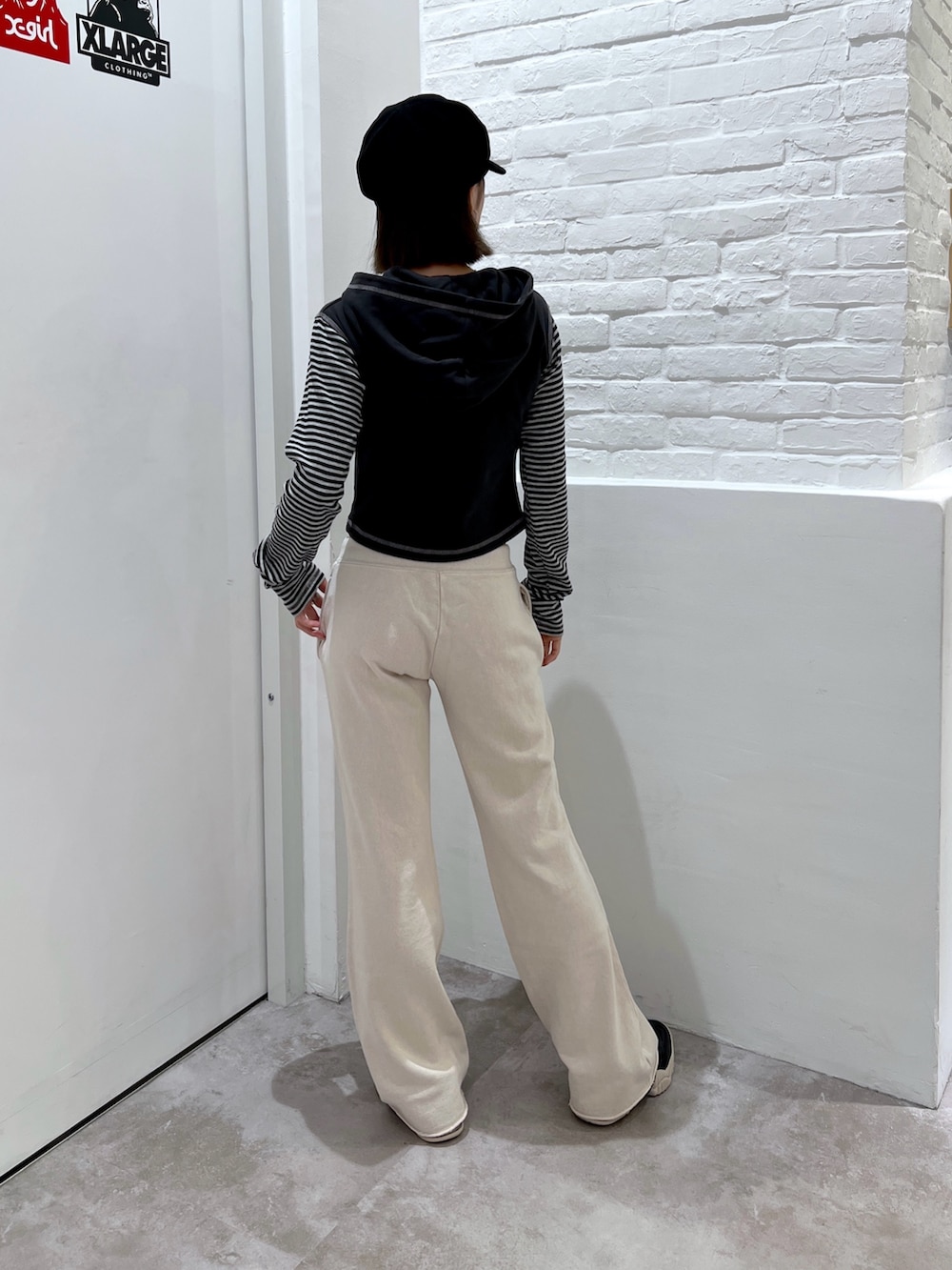 グレー系のTシャツ/カットソー、ホワイト系のスウェットパンツ、ブラック系のキャスケットを着用したレディースの秋コーディネートの2枚目の写真