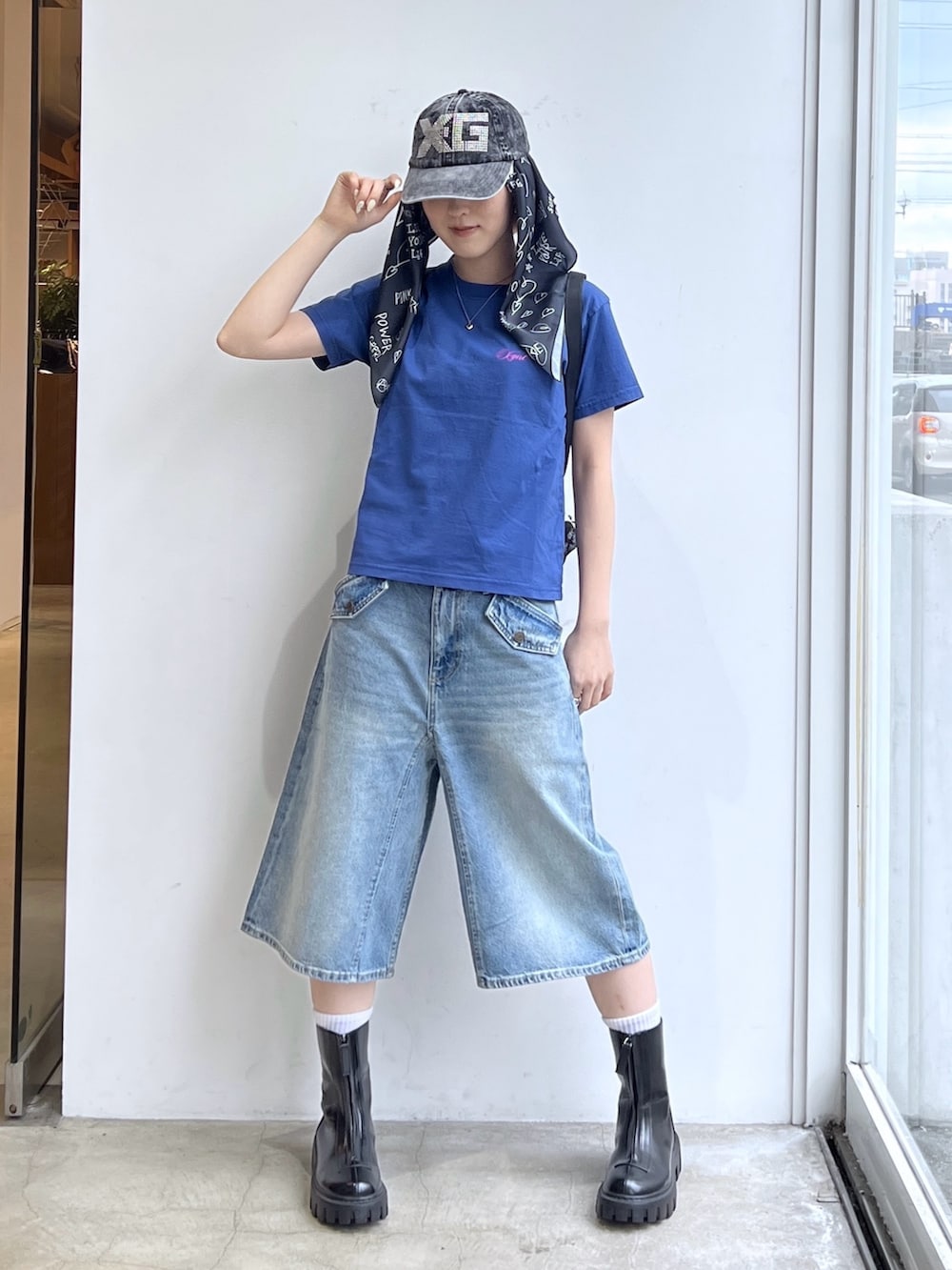 ブルー系のデニムパンツ、ブルー系のTシャツ/カットソー、グレー系のバックパック/リュックを着用したレディースの春コーディネートの2枚目の写真