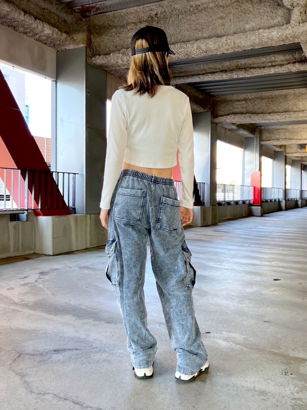 ブルー系のスウェットパンツ、ホワイト系のTシャツ/カットソー、ブラック系のキャップを着用したレディースの夏コーディネートの2枚目の写真