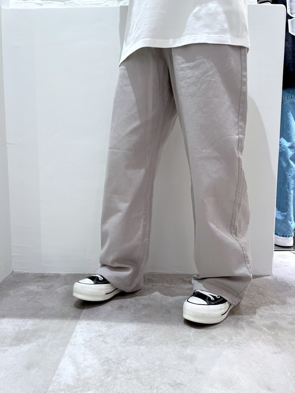 グレー系のその他パンツ、ホワイト系のTシャツ/カットソー、グレー系のベストを着用したレディースの春コーディネートの5枚目の写真