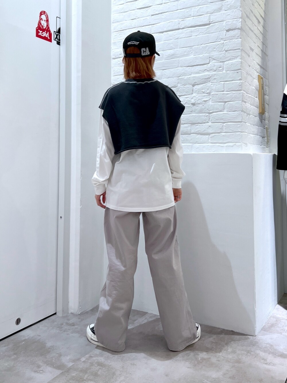 グレー系のその他パンツ、ホワイト系のTシャツ/カットソー、グレー系のベストを着用したレディースの春コーディネートの2枚目の写真