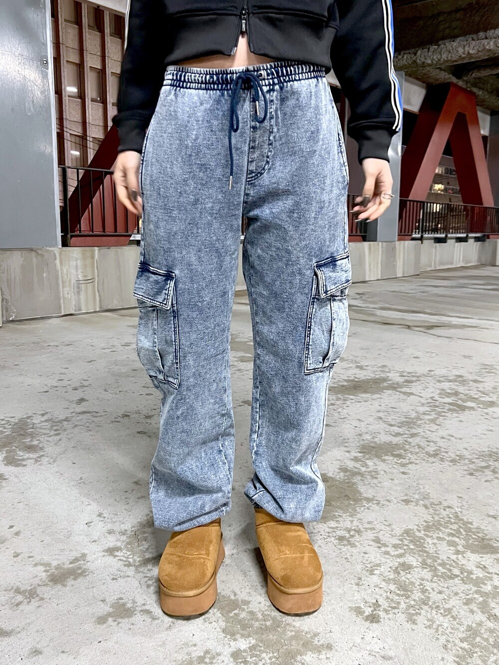 ブルー系のスウェットパンツ、グレー系のショルダーバッグを着用したレディースの冬コーディネートの6枚目の写真