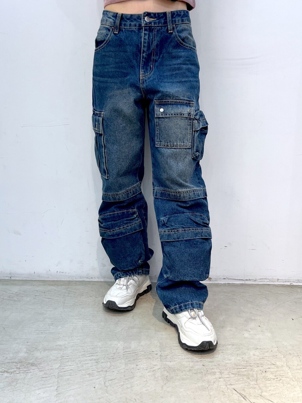 ブラウン系のTシャツ/カットソー、ブルー系のデニムパンツ、ブラック系のニットキャップ/ビーニーを着用したレディースの秋コーディネートの4枚目の写真