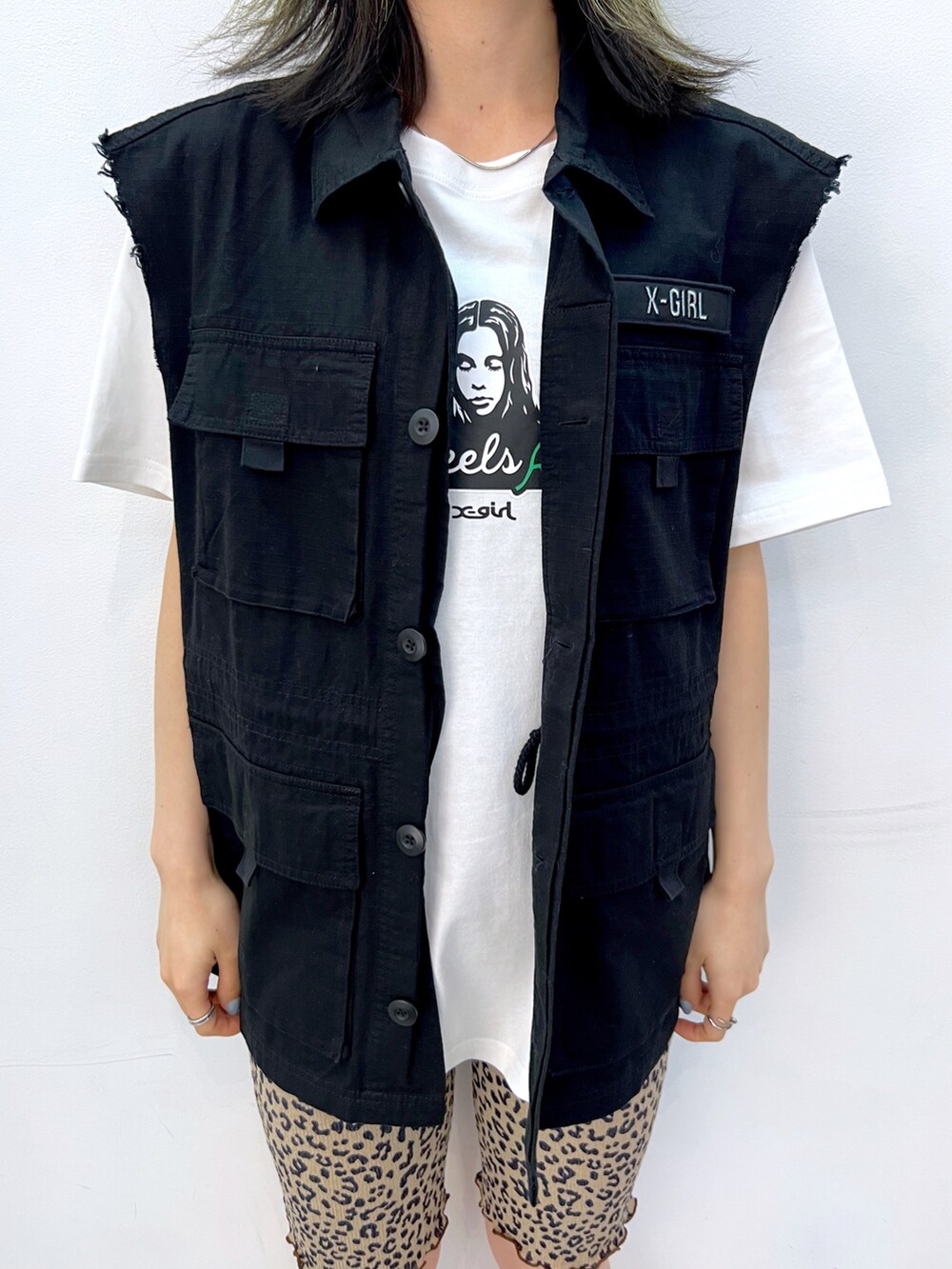 ホワイト系のTシャツ/カットソー、ブラック系のベスト、ベージュ系のレギンス/スパッツを着用したレディースの夏コーディネートの3枚目の写真