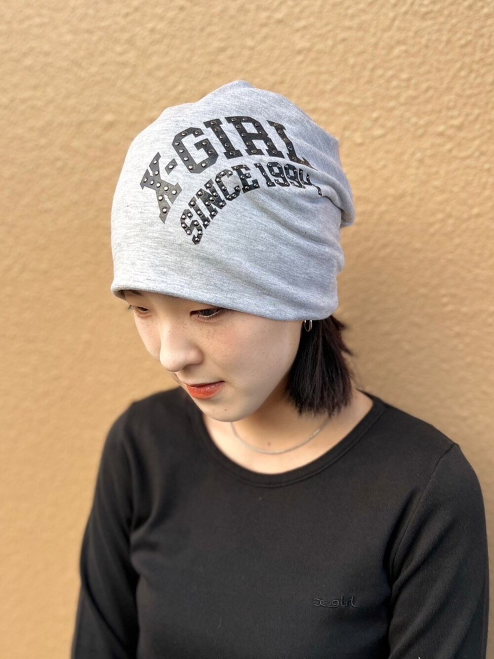 グリーン系のスウェットパンツ、ブラック系のTシャツ/カットソー、グレー系のニットキャップ/ビーニーを着用したレディースの秋コーディネートの6枚目の写真