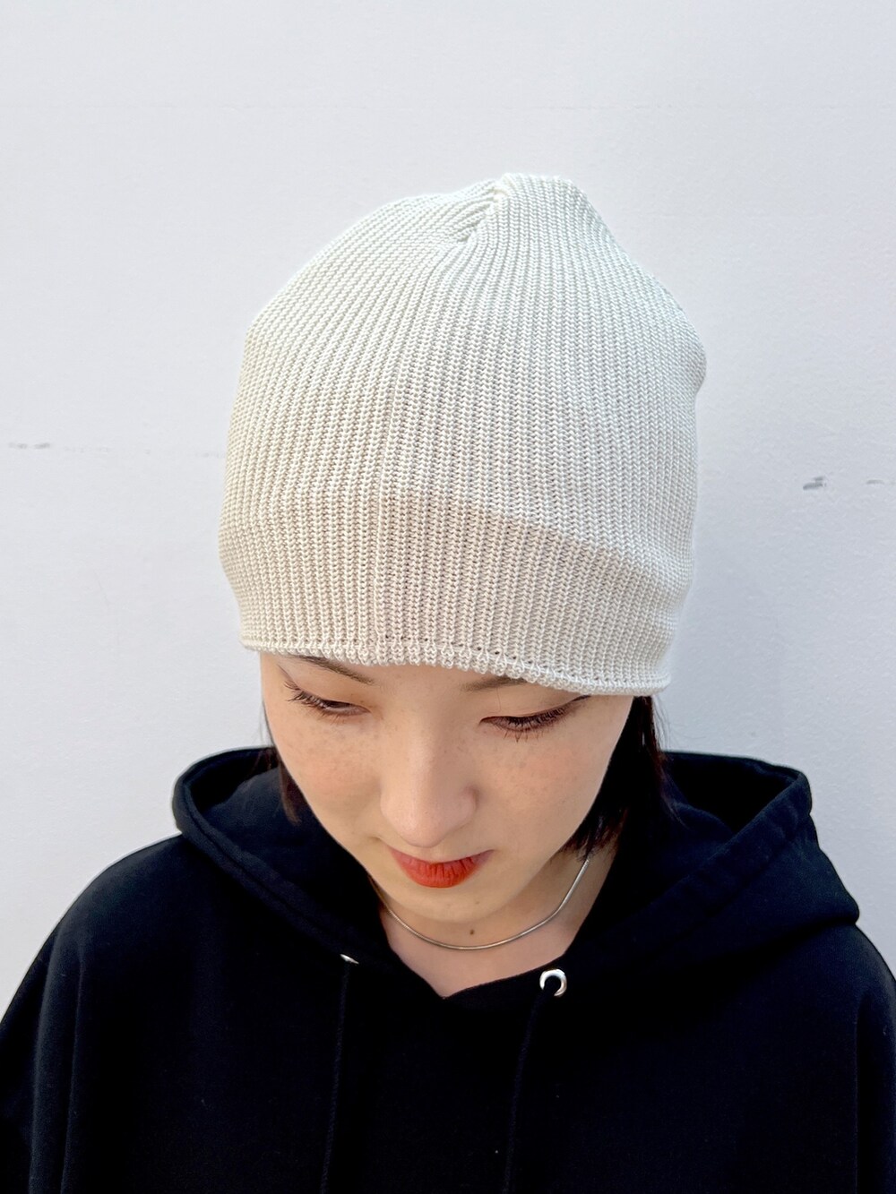 ブラック系のスウェットパンツ、パープル系のハンドバッグ、ブラック系のパーカーを着用したレディースの秋コーディネートの5枚目の写真