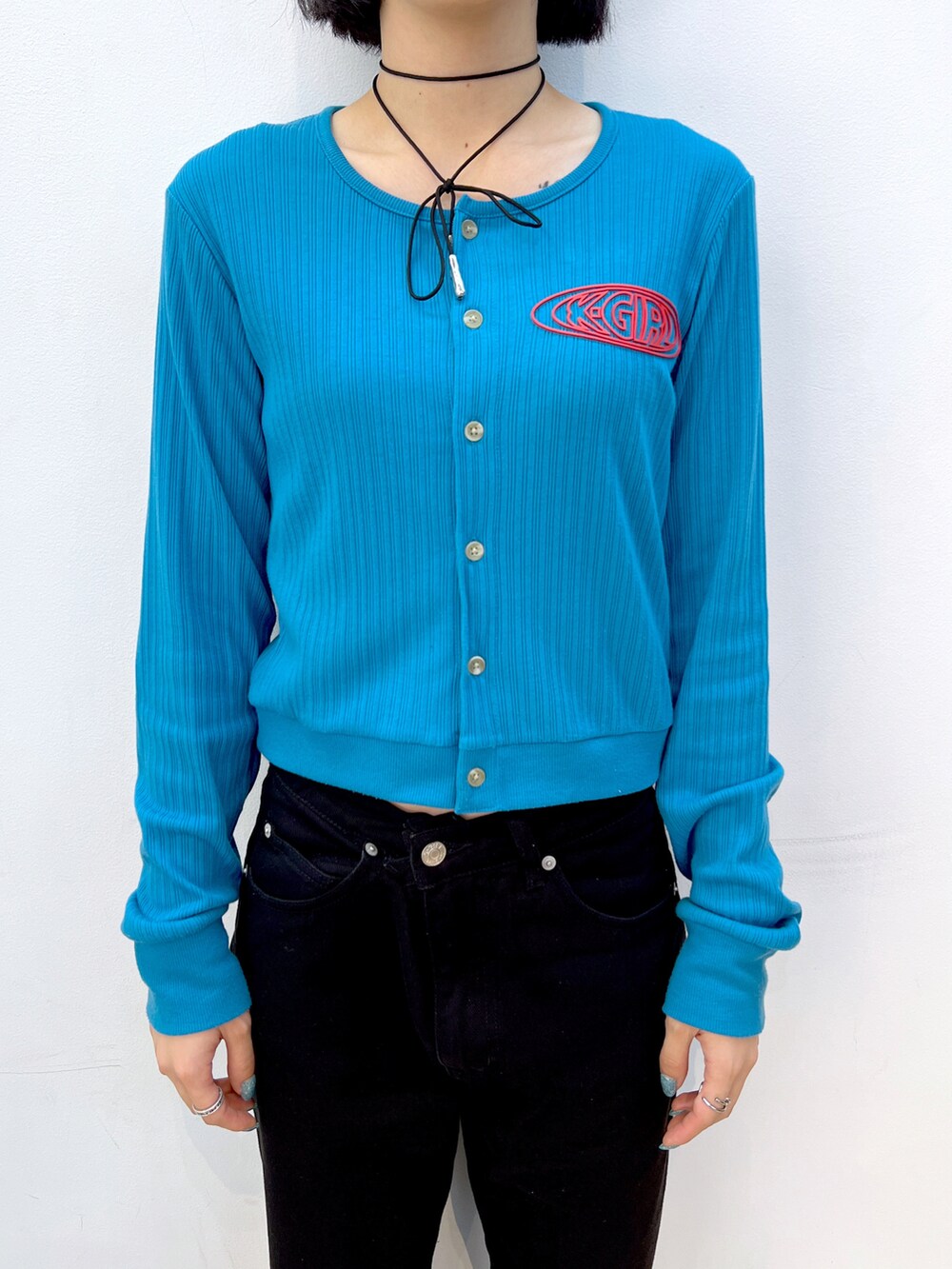 ブルー系のカーディガン/ボレロ、ブラック系のデニムパンツ、シルバー系のショルダーバッグを着用したレディースの夏コーディネートの3枚目の写真