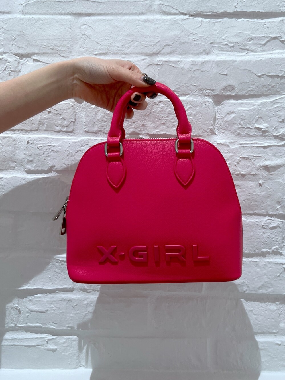 ホワイト系のワンピース、ピンク系のショルダーバッグ、ホワイト系のハットを着用したレディースの春コーディネートの4枚目の写真