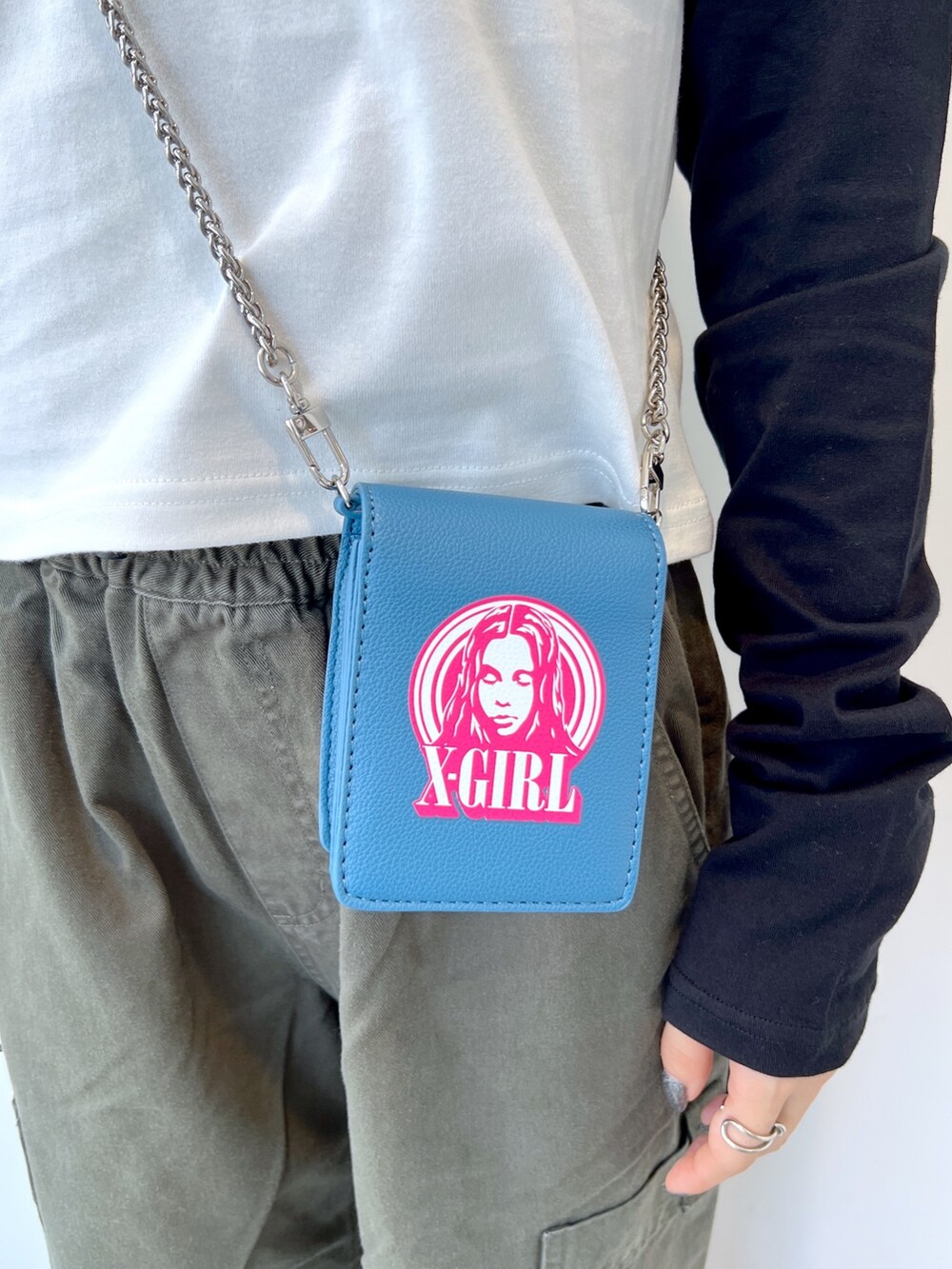 グリーン系のその他パンツ、ブルー系のショルダーバッグ、ホワイト系のTシャツ/カットソーを着用したレディースの秋コーディネートの4枚目の写真