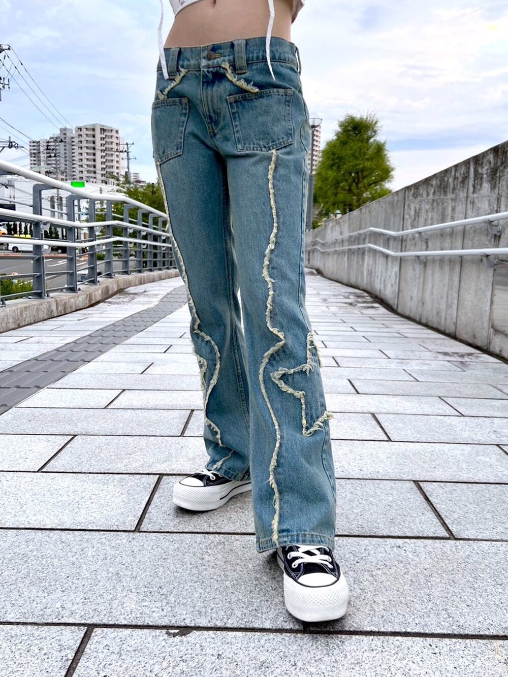 ブルー系のデニムパンツ、ホワイト系のキャミソール、ホワイト系のシャツ/ブラウスを着用したレディースの夏コーディネートの5枚目の写真