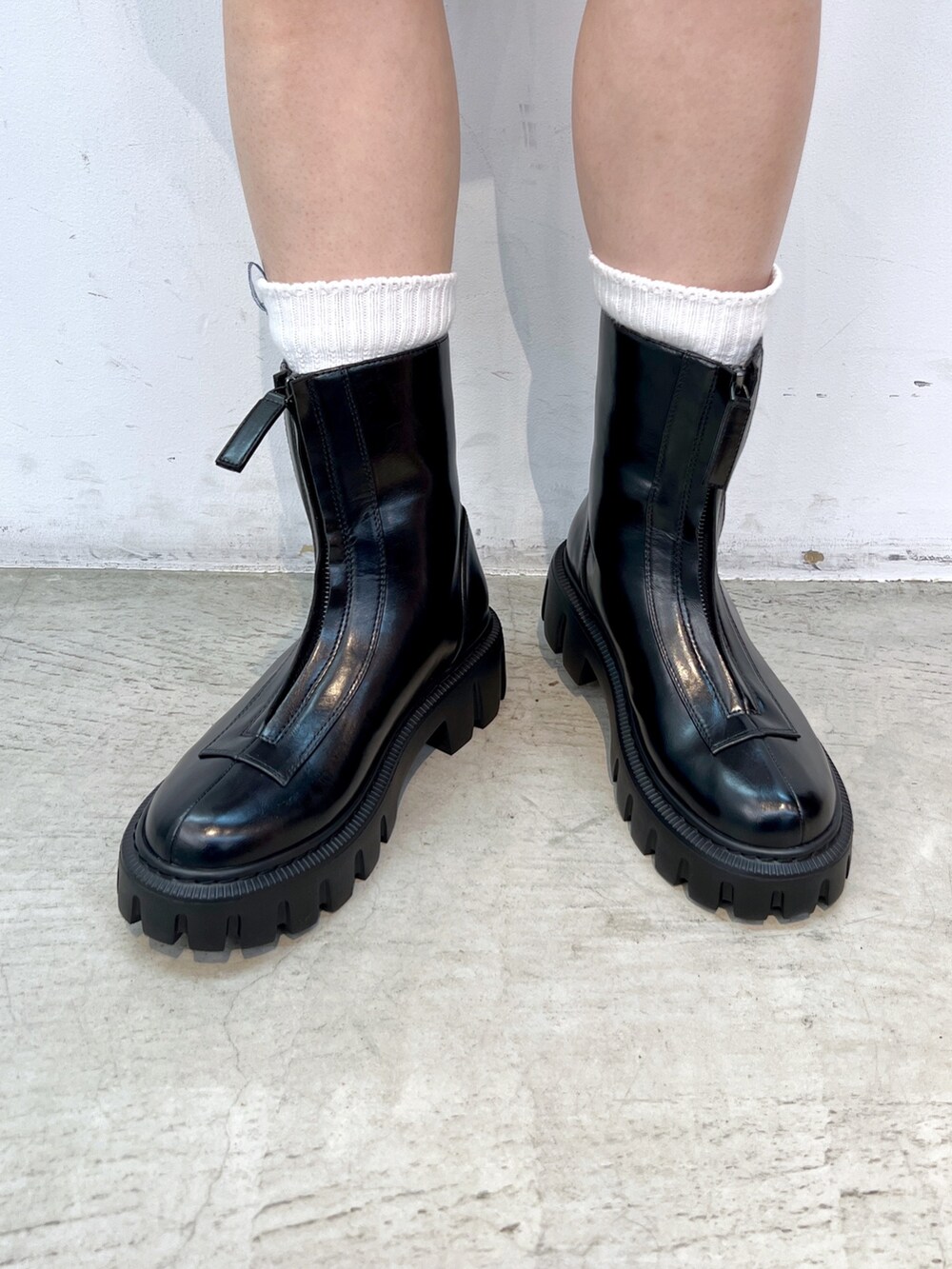 ブラック系のブーツ、グレー系のスウェットパンツ、ホワイト系のTシャツ/カットソーを着用したレディースの秋コーディネートの6枚目の写真