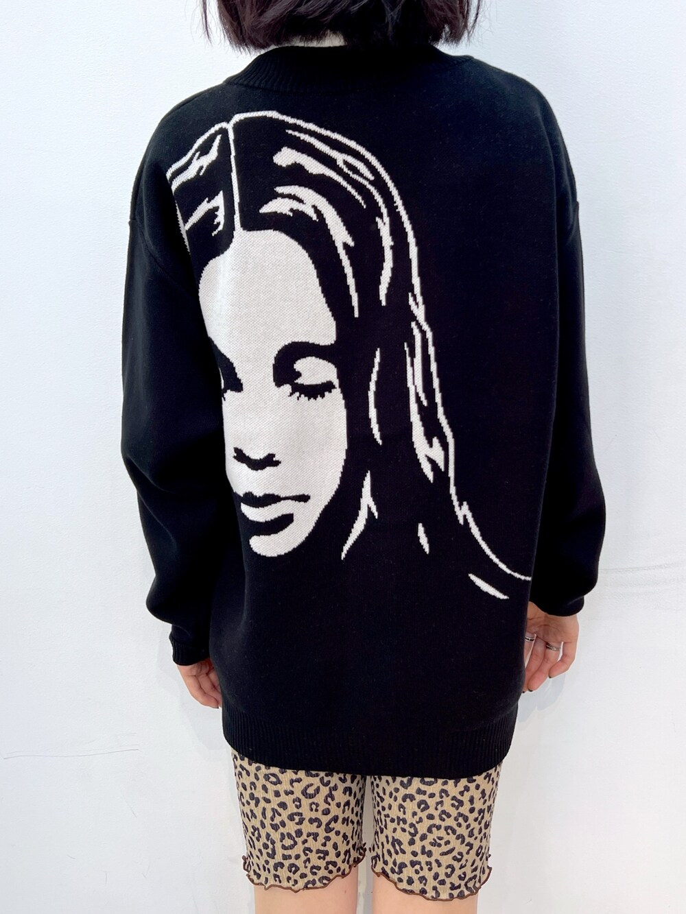 ブラック系のカーディガン/ボレロ、ホワイト系のTシャツ/カットソー、ピンク系のショルダーバッグを着用したレディースの秋コーディネートの4枚目の写真