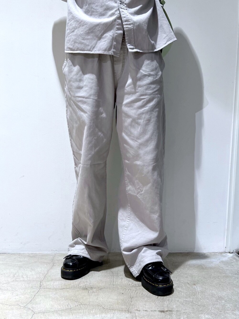 グレー系のその他パンツ、グレー系のシャツ/ブラウス、グリーン系のショルダーバッグを着用したレディースの春コーディネートの4枚目の写真