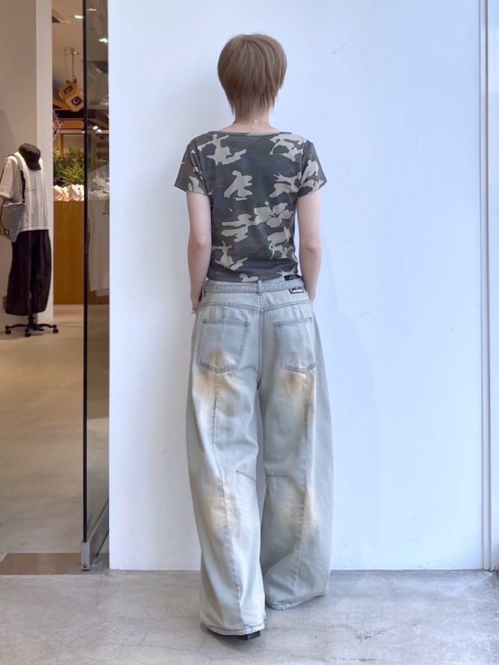 ブルー系のデニムパンツ、その他のTシャツ/カットソー、シルバー系のネックレスを着用したレディースの春コーディネートの2枚目の写真