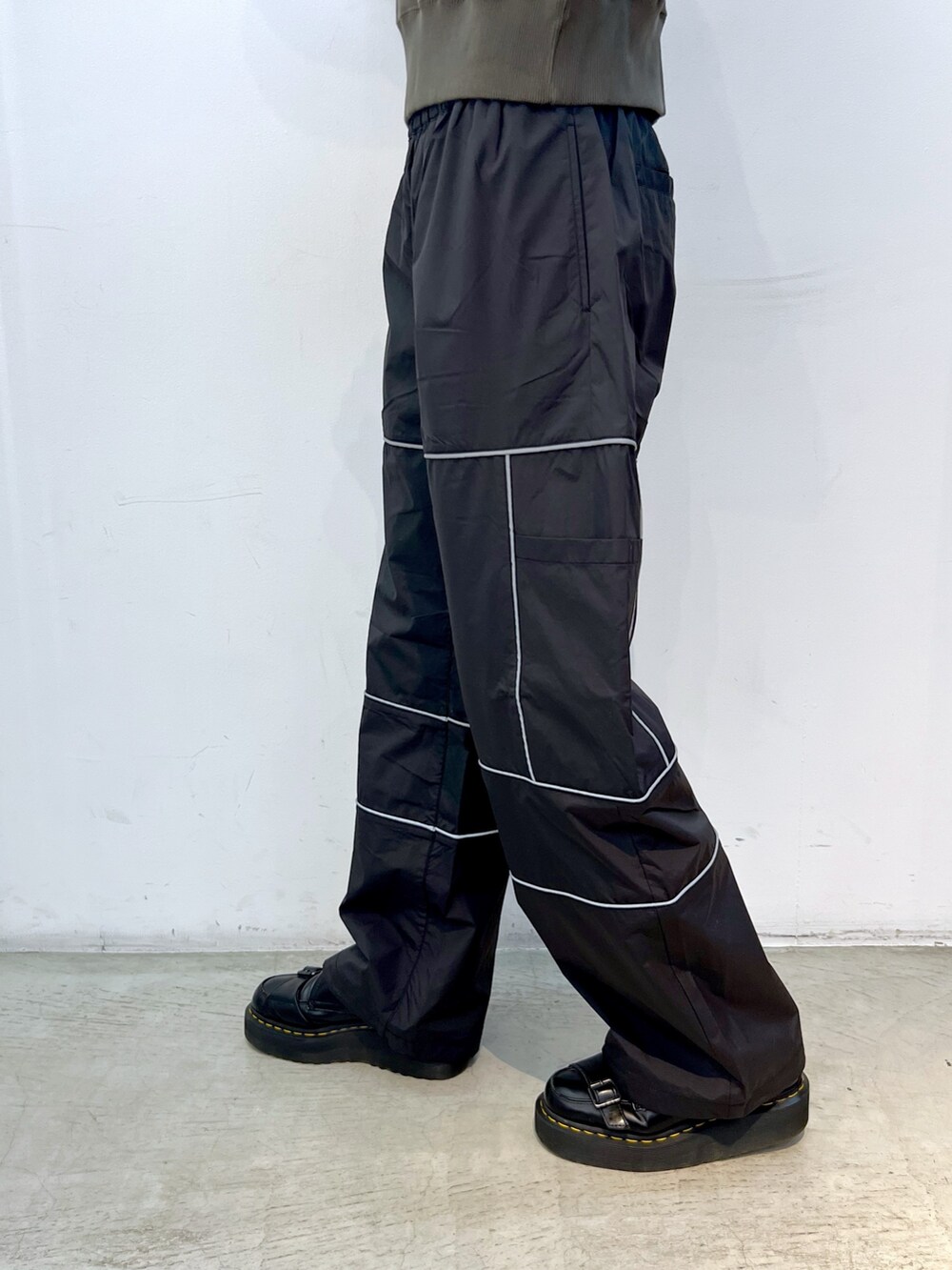 ブラック系のその他パンツ、グリーン系のスウェット、ホワイト系のハットを着用したレディースの秋コーディネートの7枚目の写真